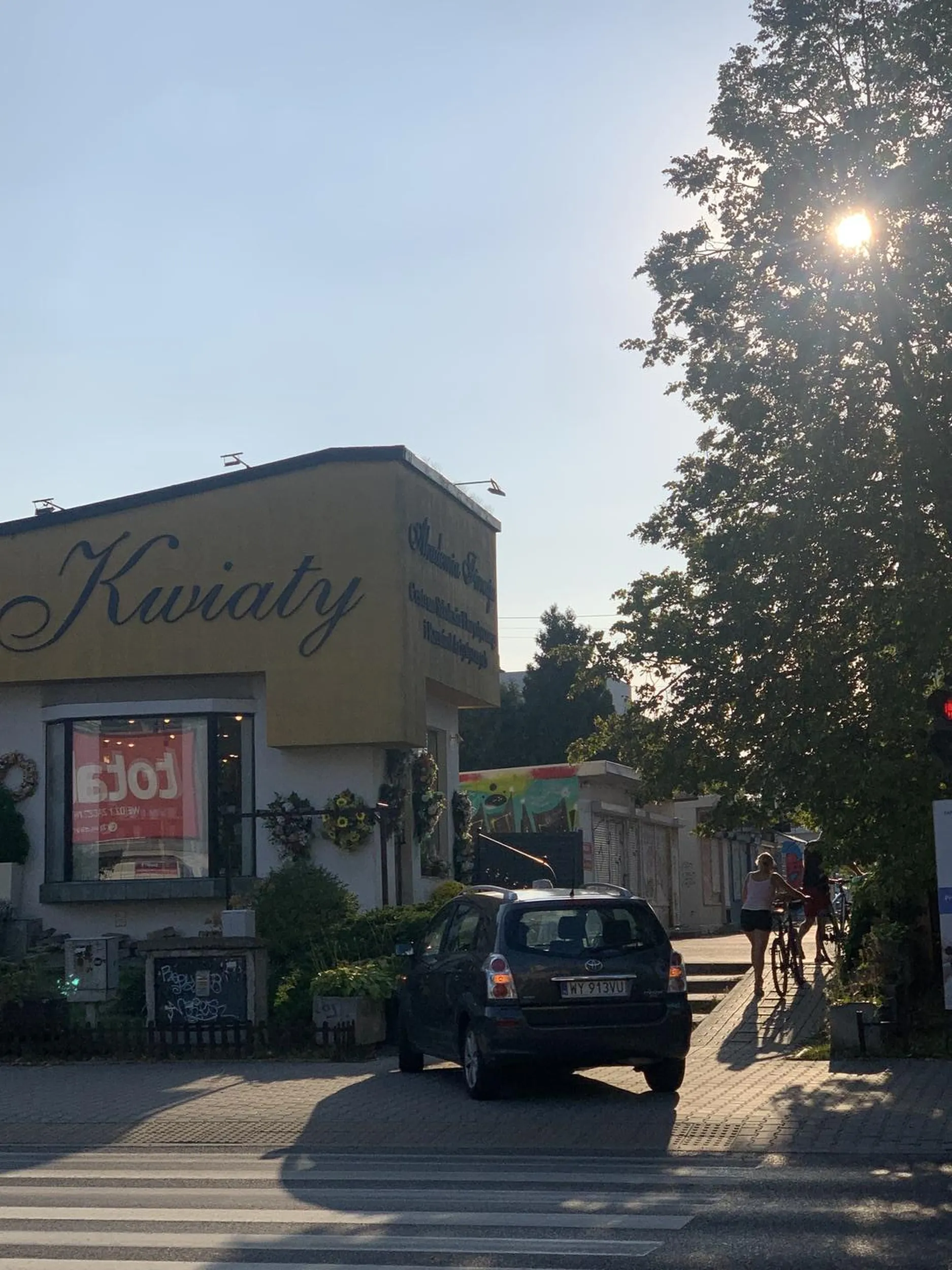 Parkuje na środku chodnika, blokując przejście a obok parking z wolnymi miejscami