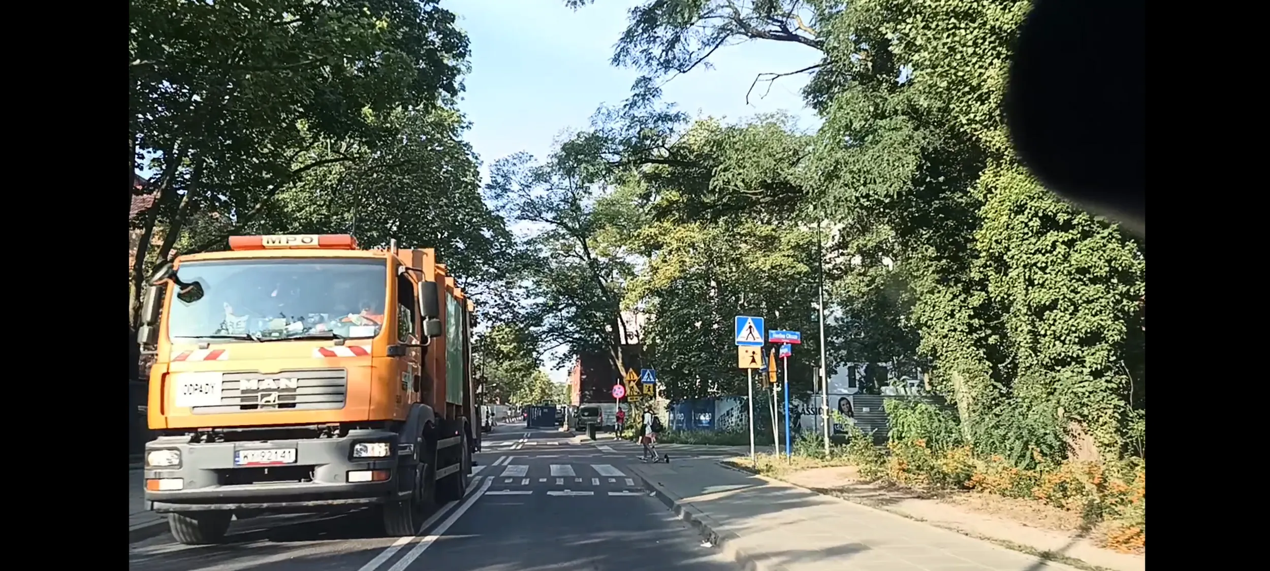 Bandyta drogowy przejeżdża przez przejście dla pieszych i nie ustąpił pierwszeństwa pieszej. Na dodatek jechał wcześniej ulicą Dyrekcyjną  jednokierunkową pod prąd.
