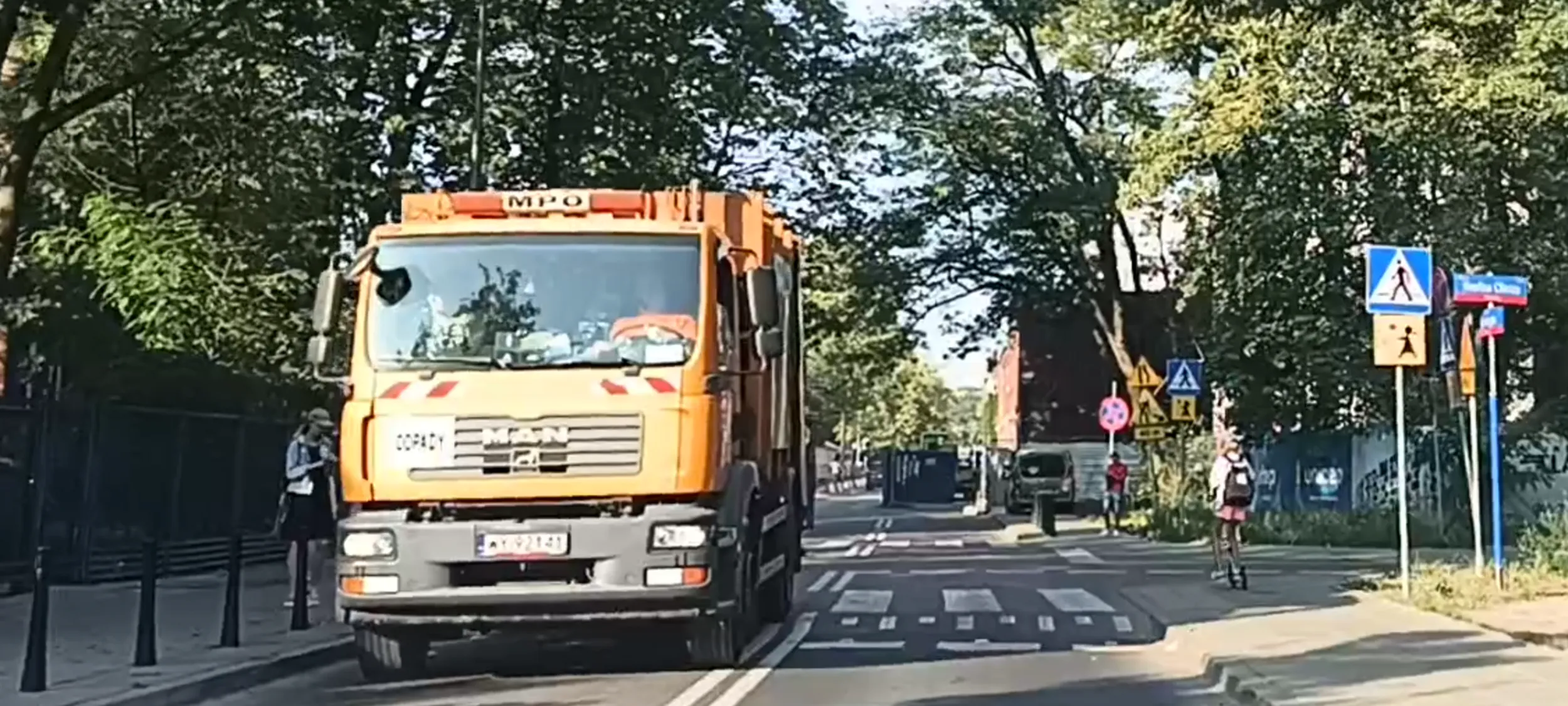 Bandyta drogowy przejeżdża przez przejście dla pieszych i nie ustąpił pierwszeństwa pieszej. Na dodatek jechał wcześniej ulicą Dyrekcyjną  jednokierunkową pod prąd.