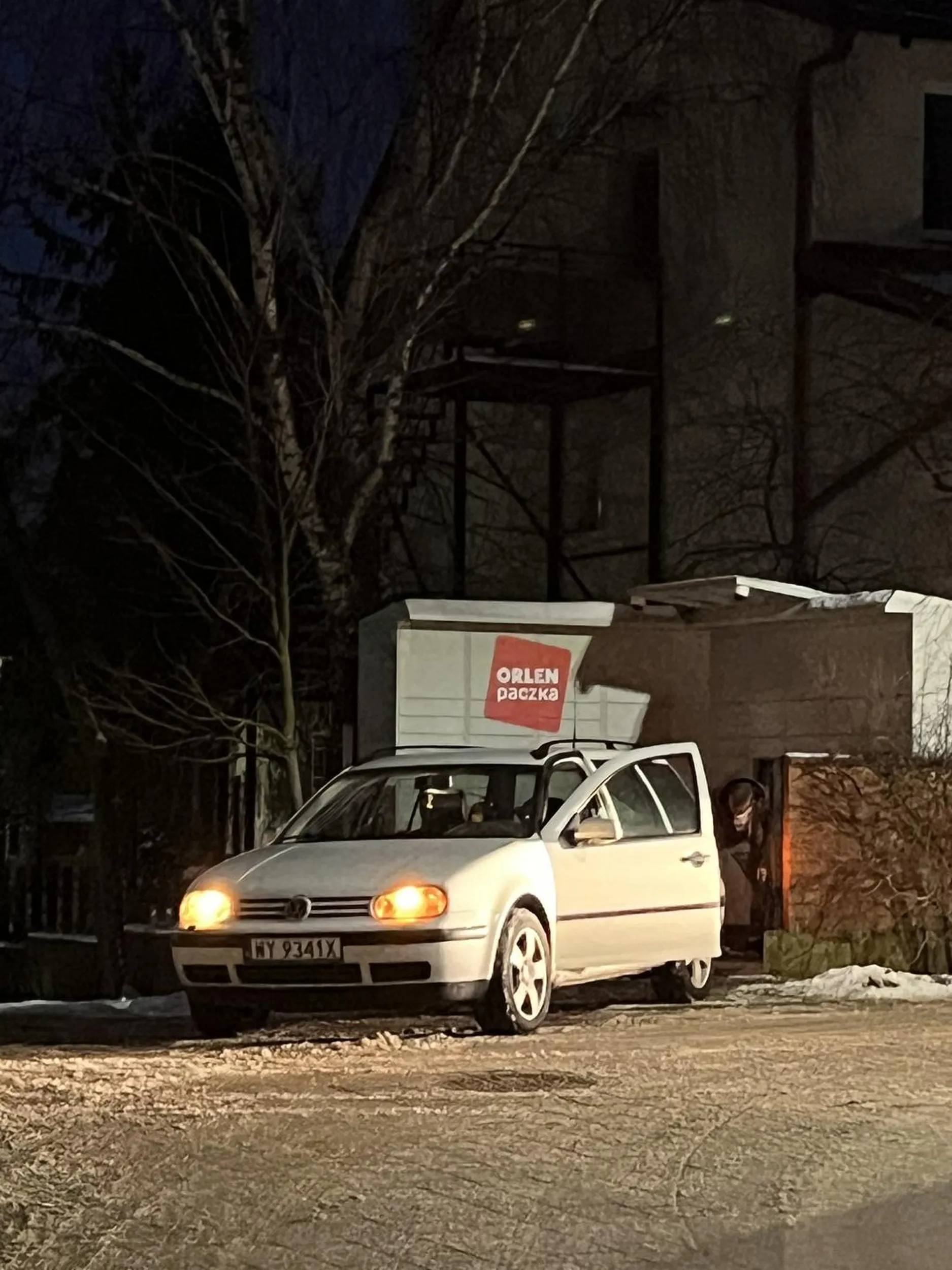 Mistrz parkowania cała droga zajęta