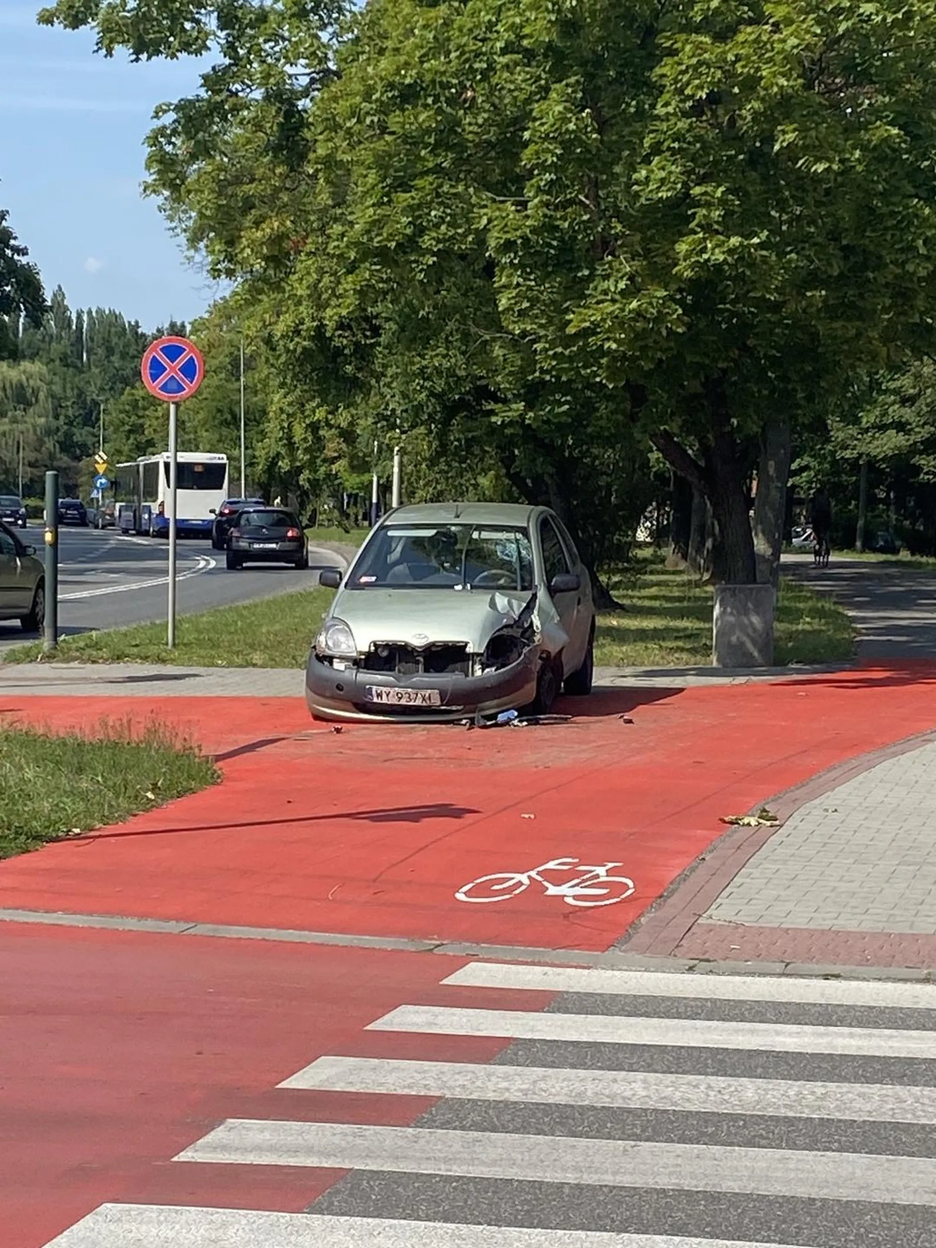 wpierdolił sie kretyn w słup (ucielo na zdj) i uciekl, chyba na lawete stac nie bylo bo auto tak stało prawie caly dzien