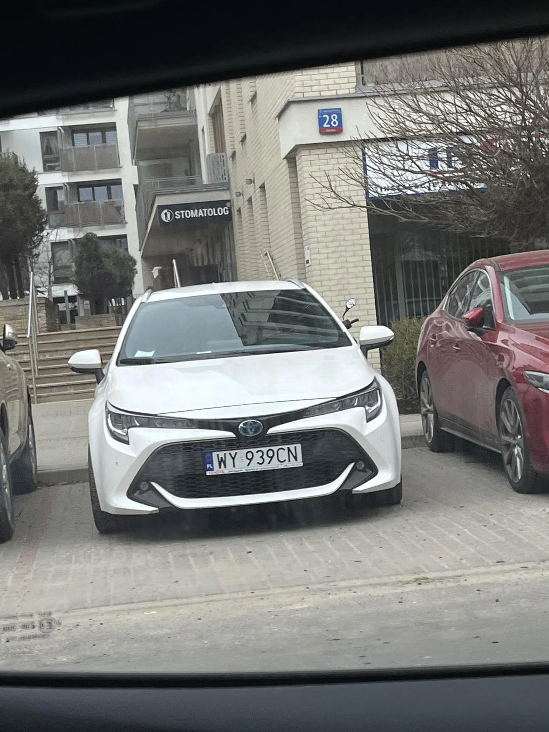 Typowa paniusia z Warszawki. Uważajcie na nią bo może podjebac wam miejsce parkingowe :))