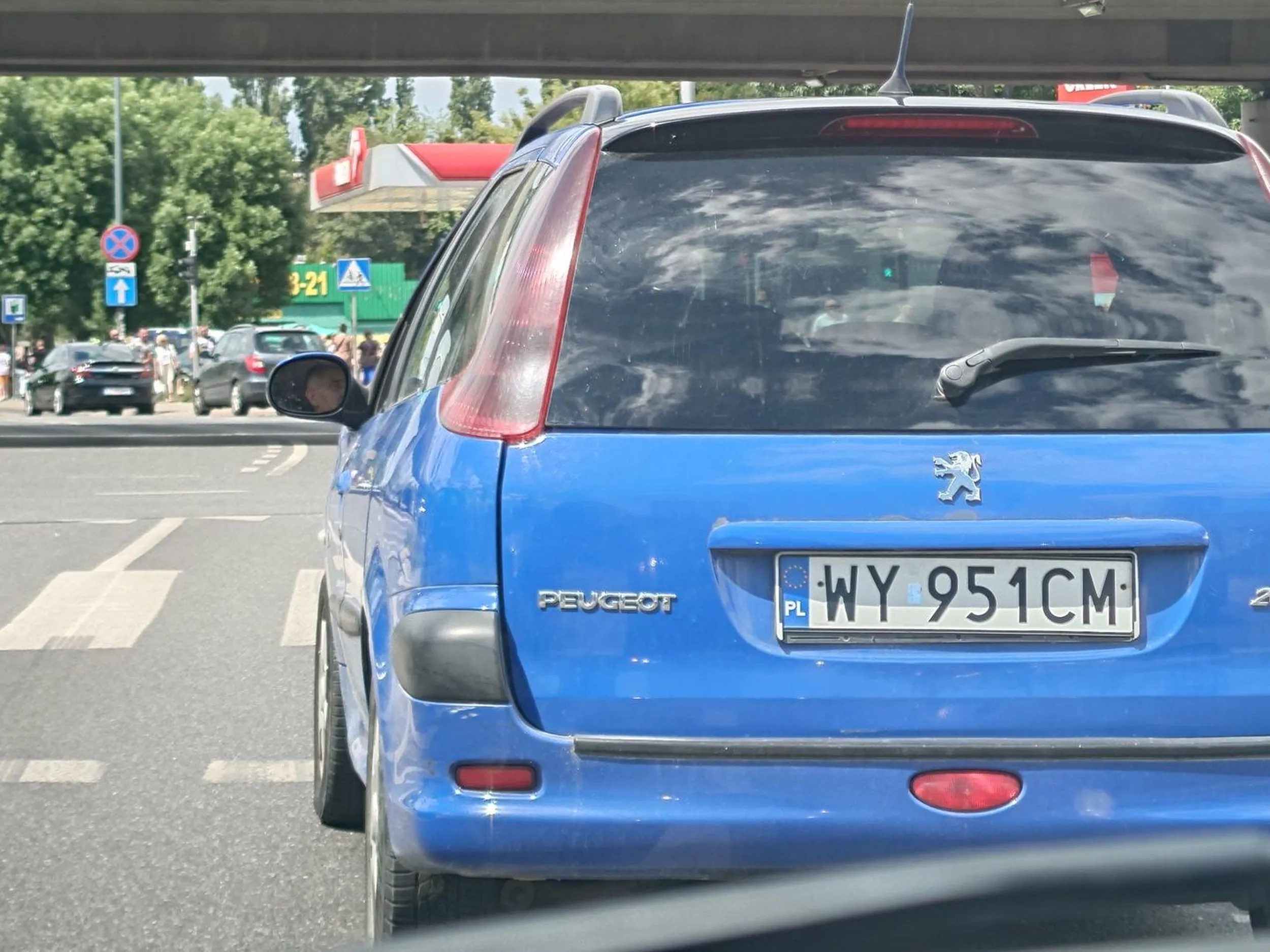 Stary dziad nie używa kierunkowskazów, a jak już to zrobi to na odwrót i zajedzie drogę innym kierowcom.