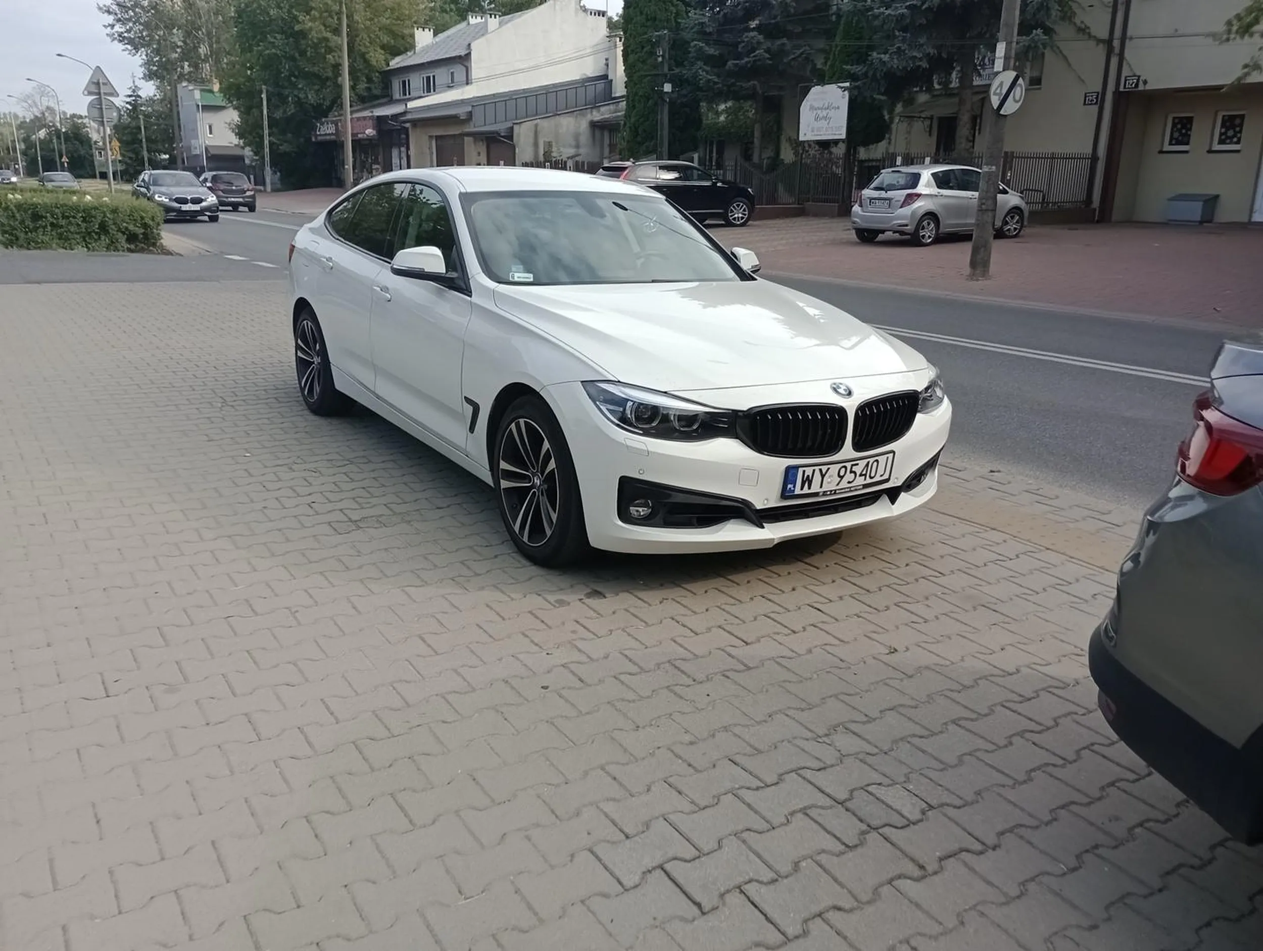 Ciężko odróżnić Parking od Chodnika nie ?