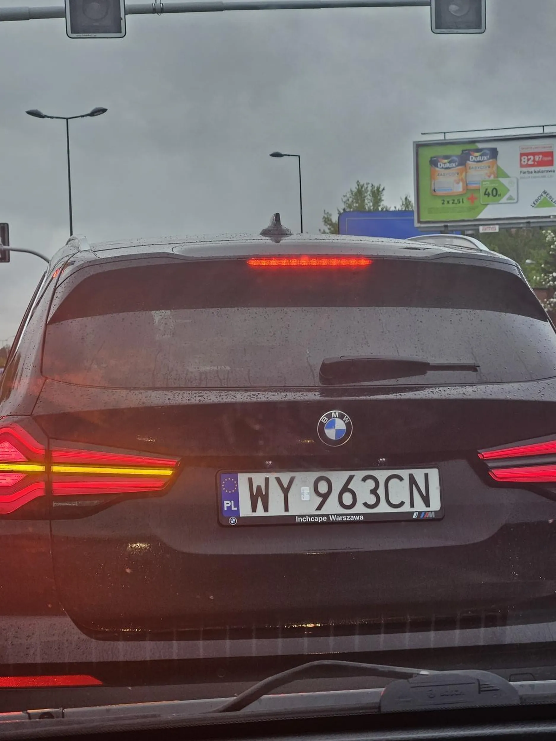 Właściciel BMW uciążliwie blokujący lewy pas.
