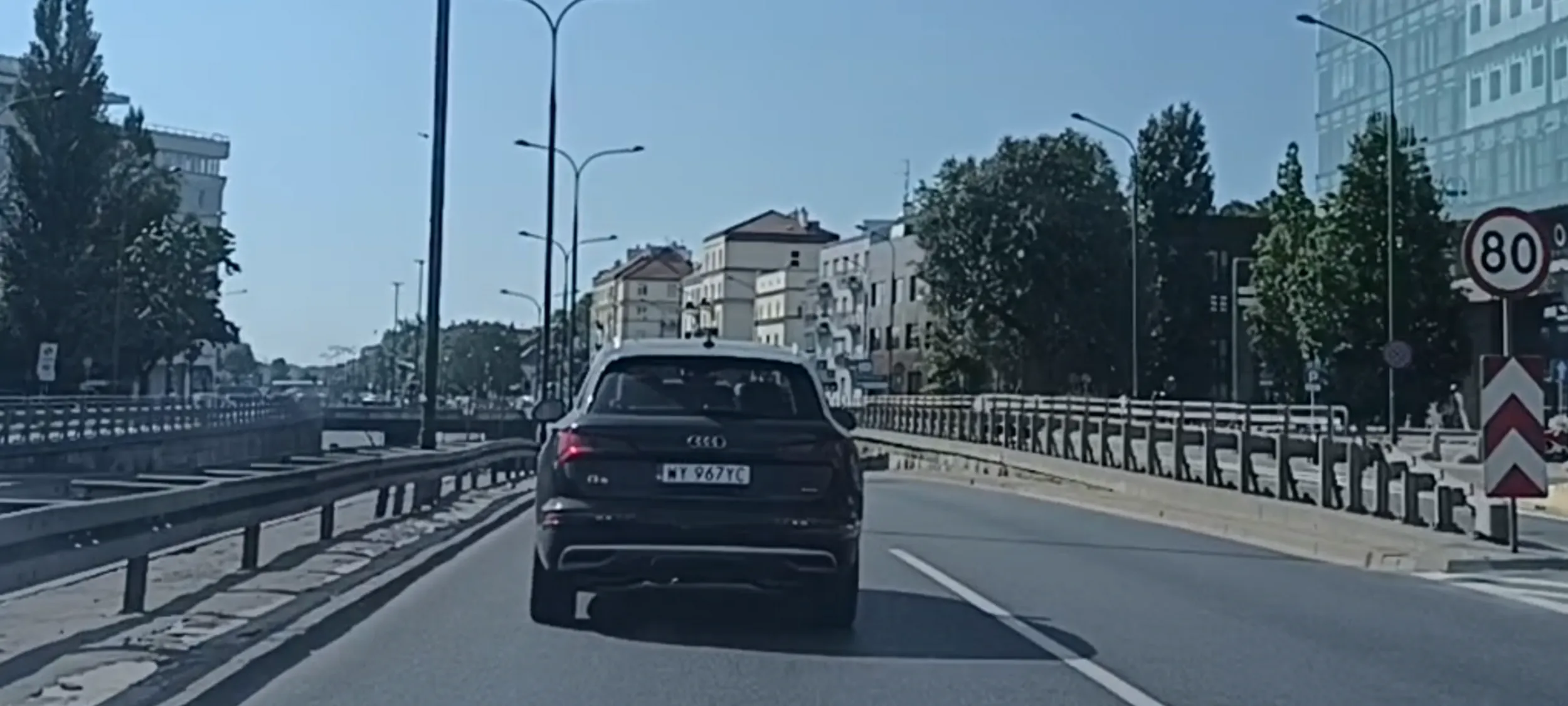 Pirat drogowy zmienia pasy na ulicy przy linii ciągłej i jeździ za szybko