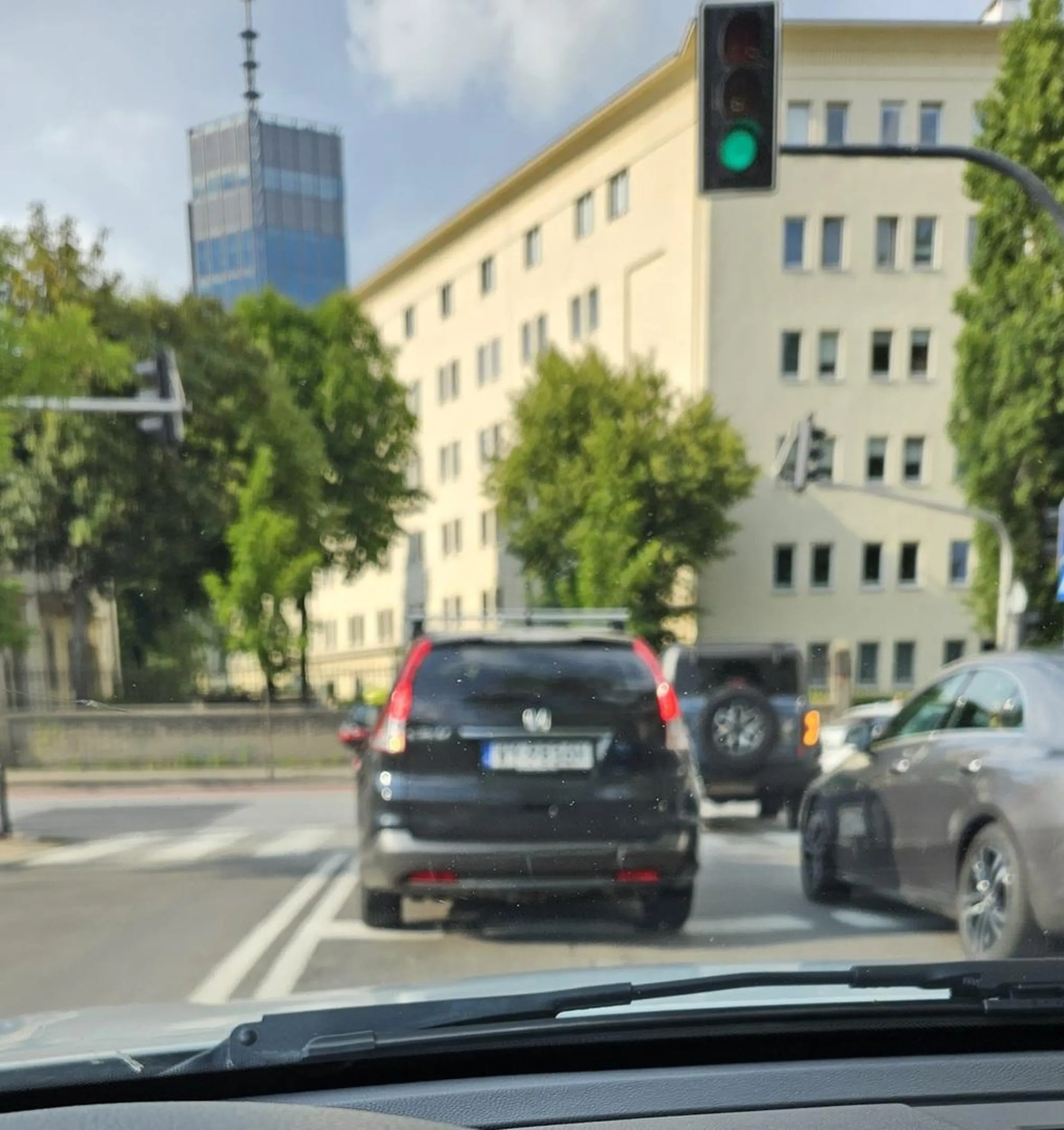 Zajechał drogę wpierw motocykowi, później wymusił pierwszeństwo przed nadjezdzajacym z naprzeciwka, manewry wykonuje bardzo niepewnie a na końcu stoi na zielonym bo się zastanawia czy na pewno może już jechać.....