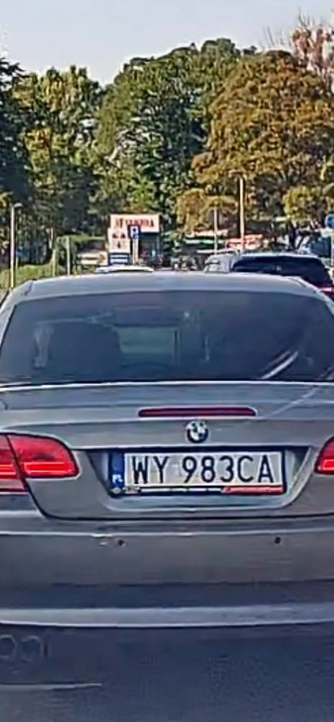 Uwaga nie stabilnie emocjonalnie stara baba której nie wiadomo o co chodzi. Blokuje, hamuje, drze mordę a jak chcesz ją wyprzedzić to przyspiesza. Szkoda słów.