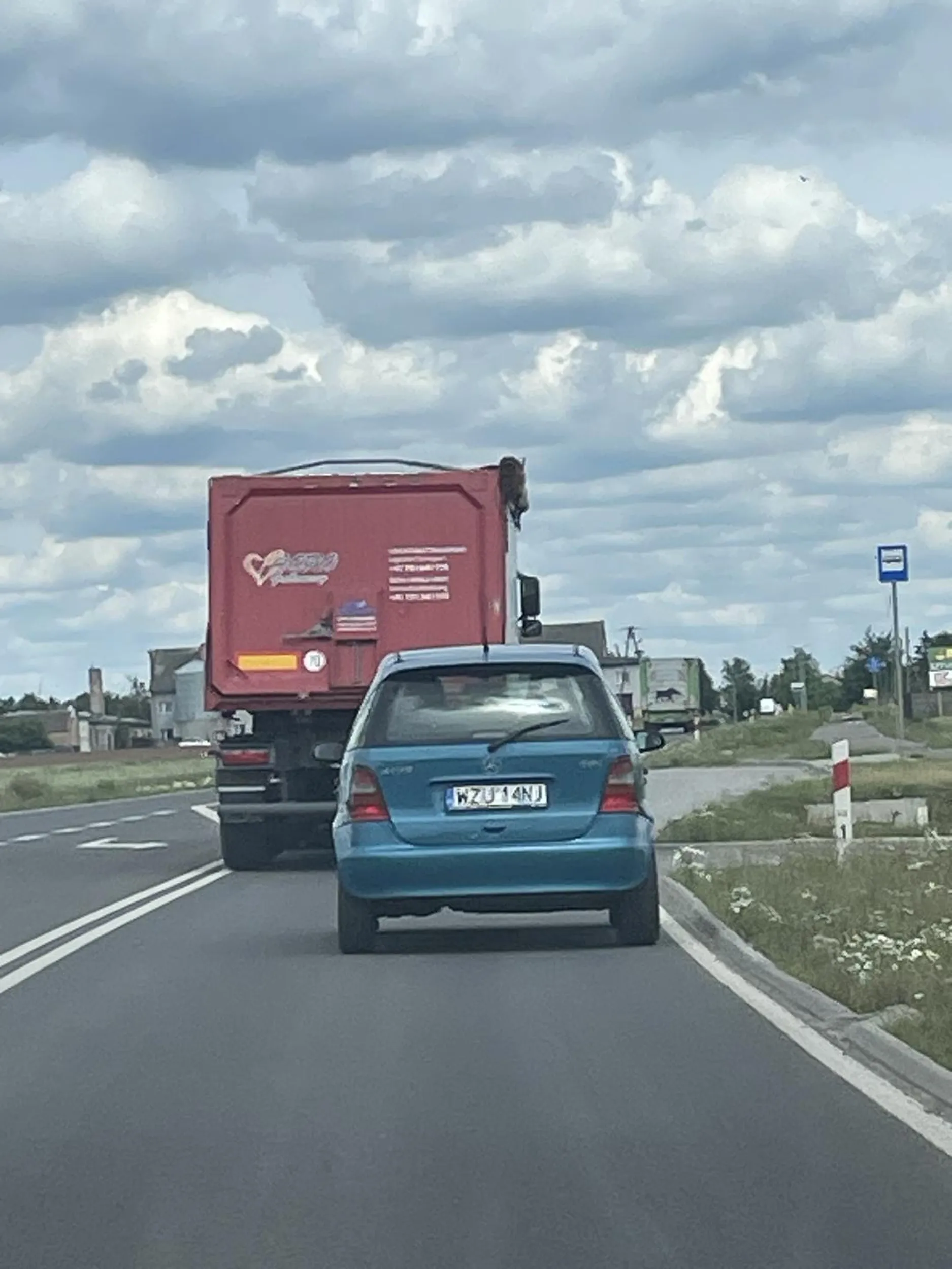 Okropny kierowca (starszy). Próbuje wyprzedzać na trzeciego, na podwójnej ciągłej. Nie zwraca uwagi na to, że jedzie tir na przeciw. Zagraża innym. 14.06.2024 godzina 13