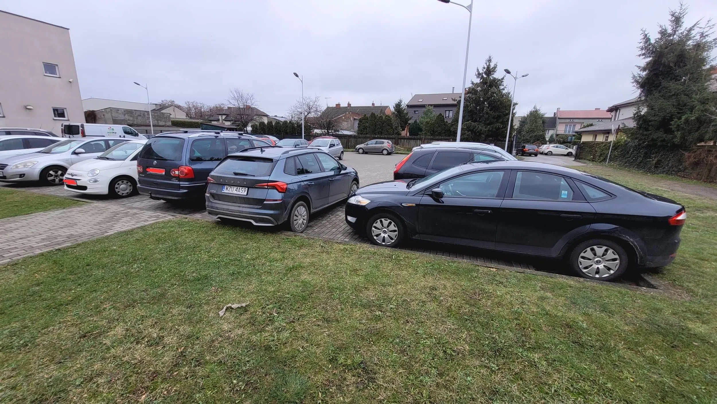 Problemy z parkowaniem, rozumiem krzywo ale komuś przed maska serio? Aż tak glupi/głupia jesteś?