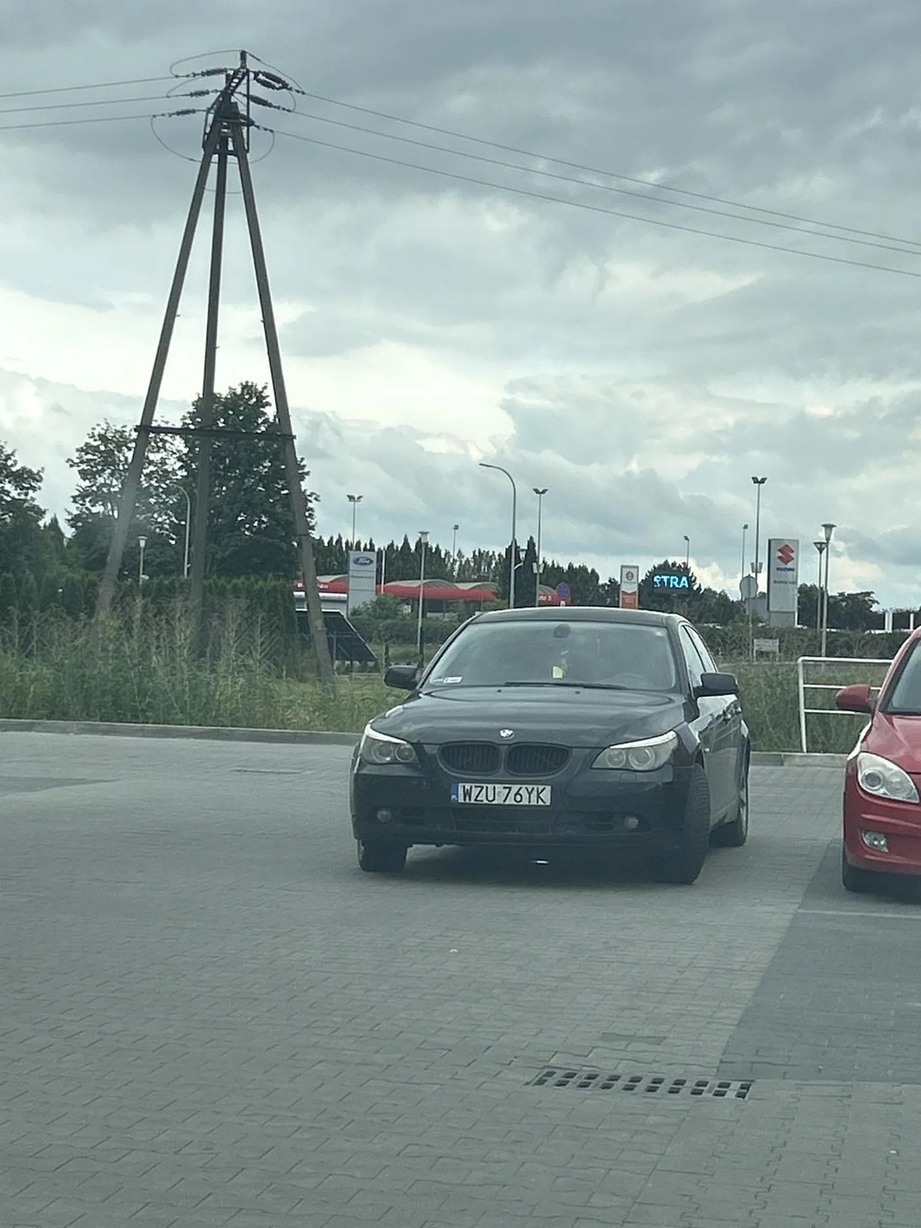 Jak parkujesz to chociaż w miejscu parkingowym a nie byle przy wejściu, blokując tym samym przejazd dla innych. Nie jesteś sam na tym świecie, daleko nie jest do drzwi.