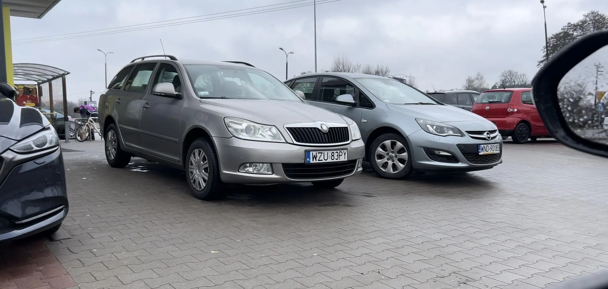 Głupi i głupszy, dodatkowo ameba Parkingowa, staje w wejściu i blokuje przejazd/wyjście ze sklepu. Pruszków, aleje Jerozolimskie 454