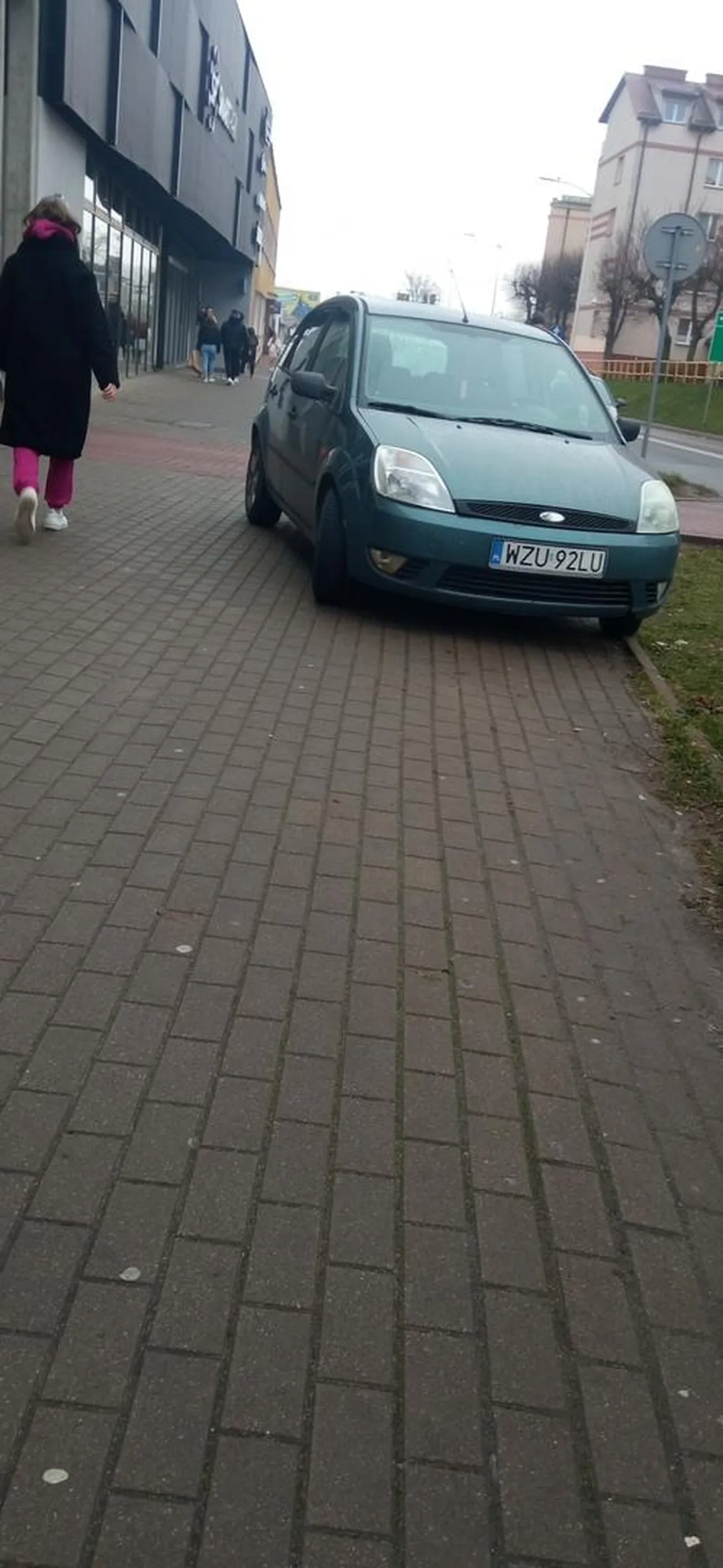 Jechała samochodem po chodniku 50 metrów prawie potrąciła ludzi chodzących po tym chodniku