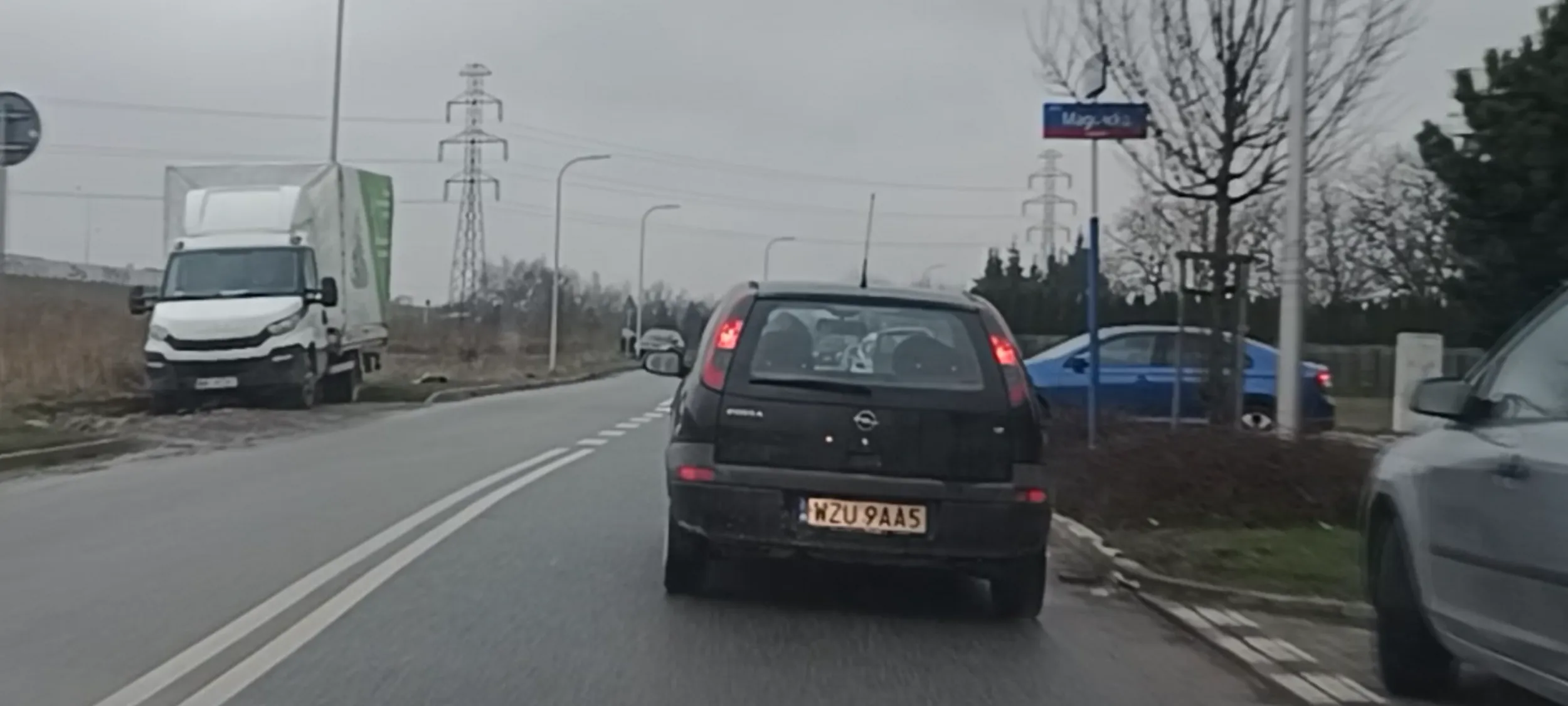 Bandyta drogowy po narkotykach wjeżdża na rondo bez ustąpienia pierwszeństwa przejazdu i zmusza mnie do zatrzymywania się.