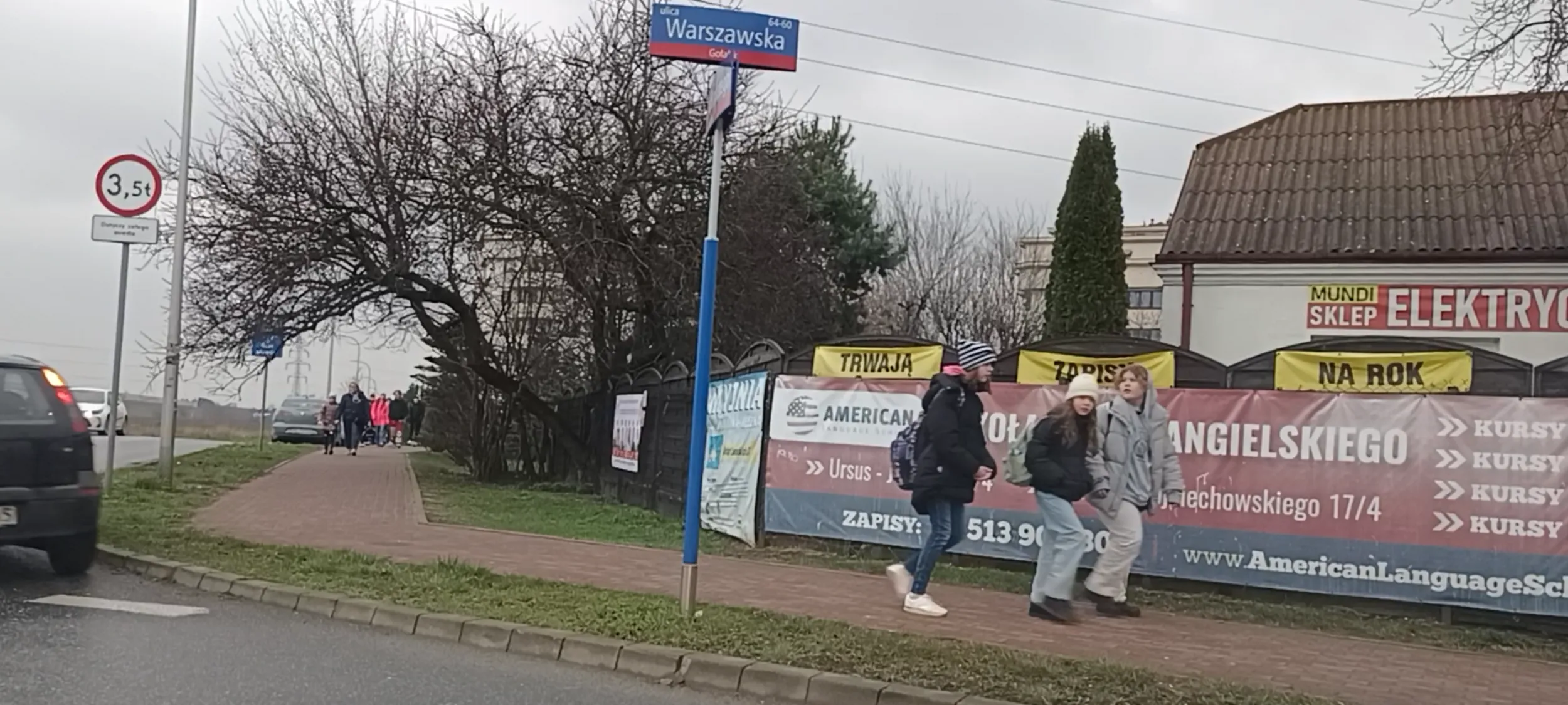 Bandyta drogowy po narkotykach wjeżdża na rondo bez ustąpienia pierwszeństwa przejazdu i zmusza mnie do zatrzymywania się.