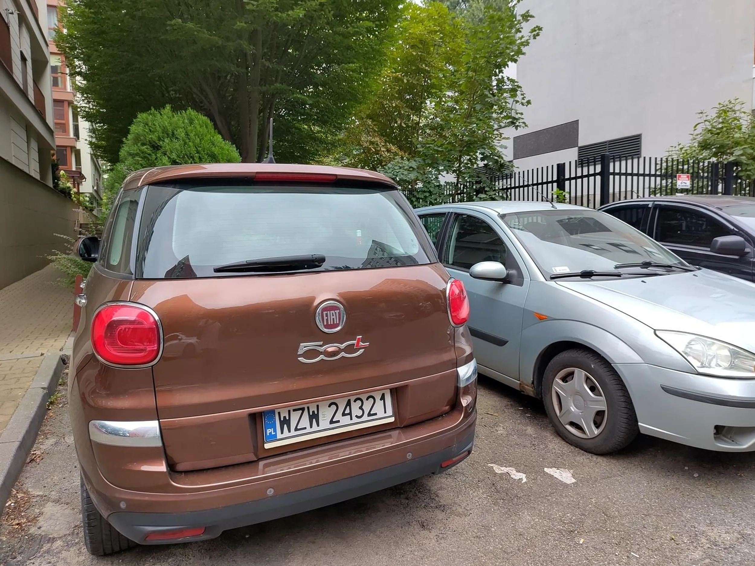 Stoi na parkingu i piszczy całą noc jakaś elektronika