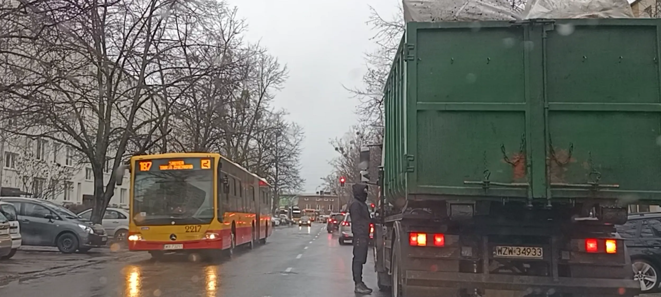 Stoi sobie samobójca na ulicy i czeka aż go ktoś potrąci, a na do datek na ulicy jest zakaz zatrzymywania się i postoju B-36 jeżdżą tu autobusy.
