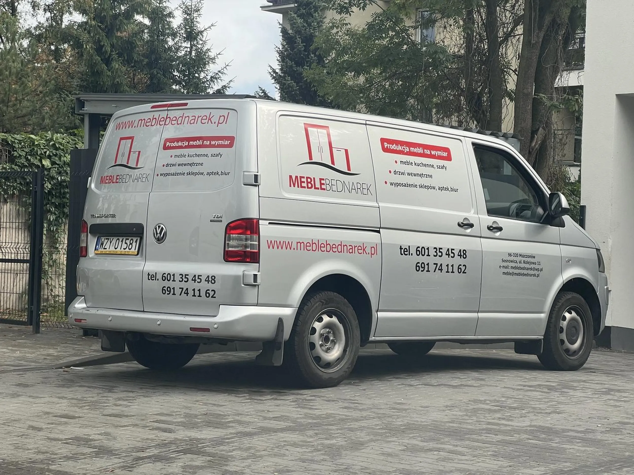 Ameba blokuje wjazd do garażu.