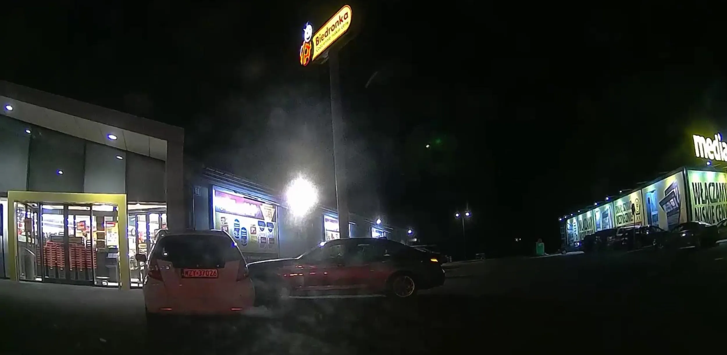 naucz się parkować, następnym razem najlepiej wjedź do środka