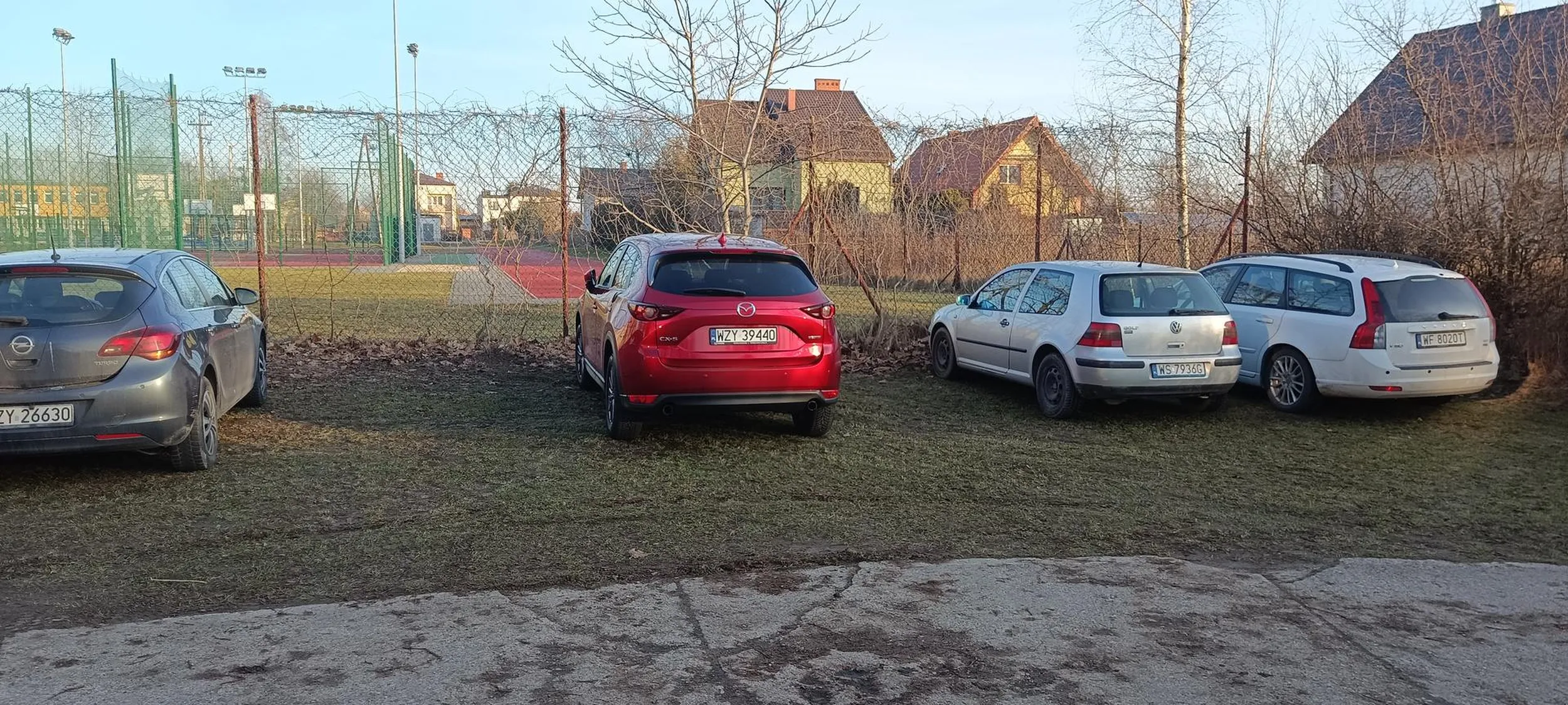 Kierowca mając z rana cały parking zaparkował na środku. Gdy samochody się zjechały po jej lewej i prawej jest miejsce ale nieadekwatne dla żadnego samochodu. Następnym razem wgniotka będzie większa niż poprzednia