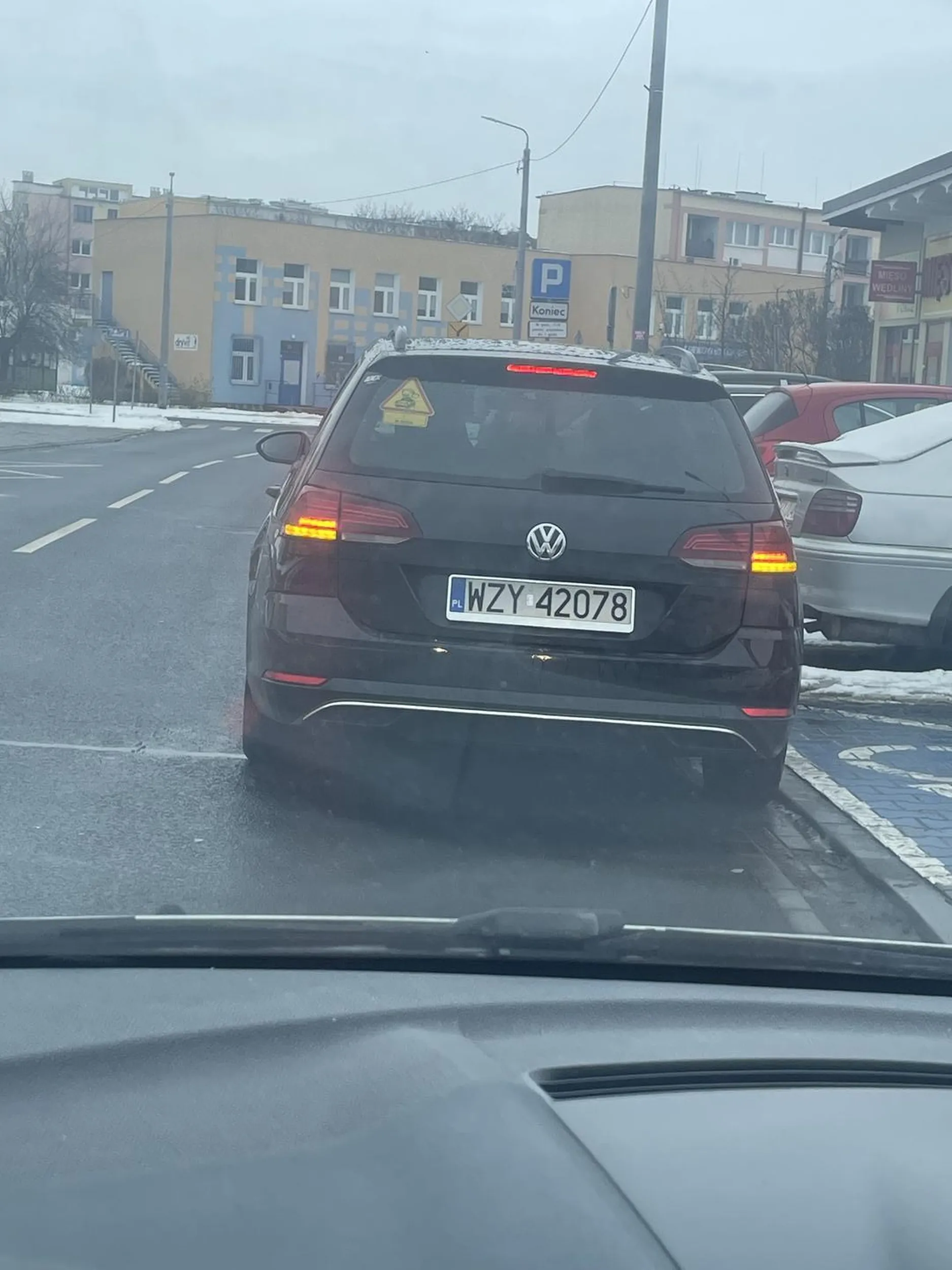 Nie no najlepiej się jest zatrzymać na środku jak dupa i mieć we wszystko wywalone. Awaryjne i mnie nie ma