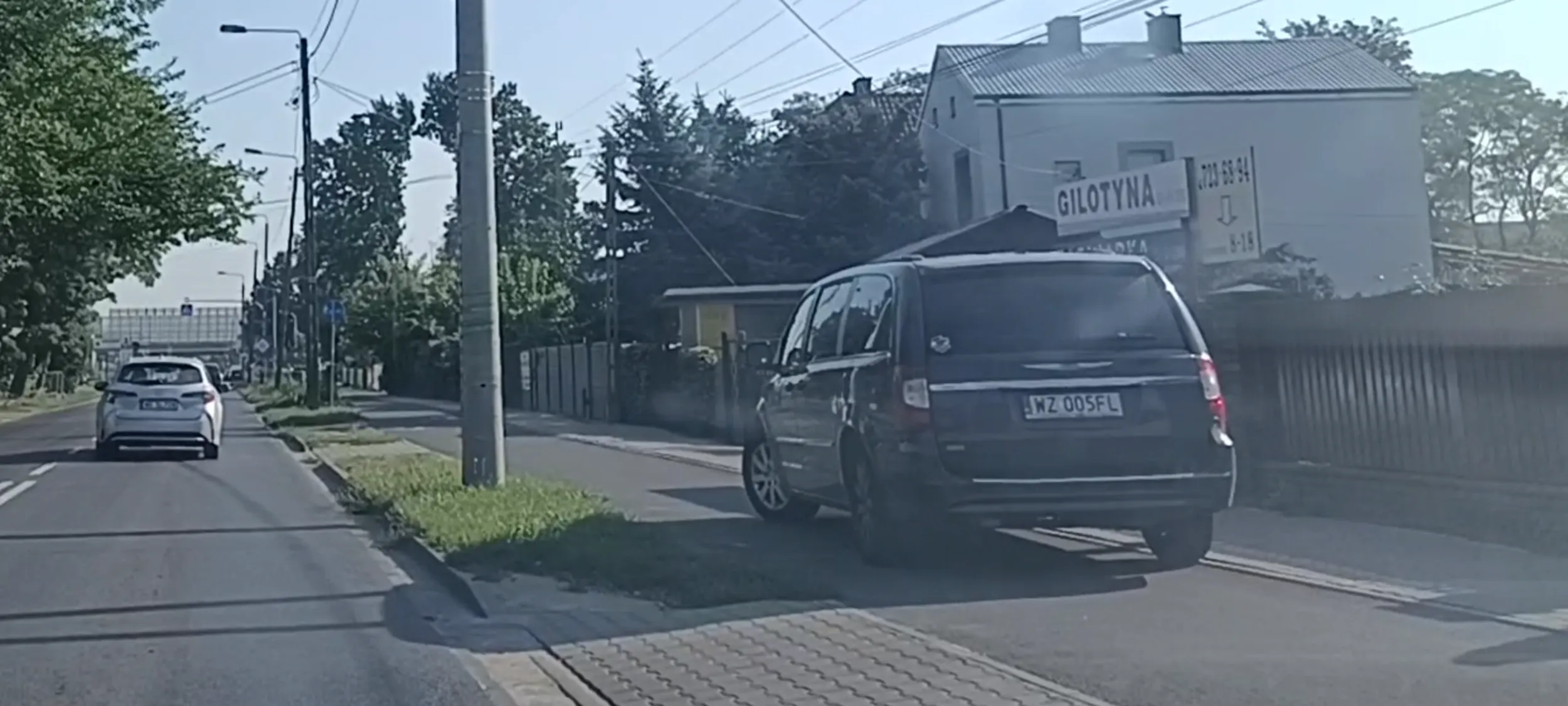 Babszczur zaparkował wraka na ścieżce rowerowej