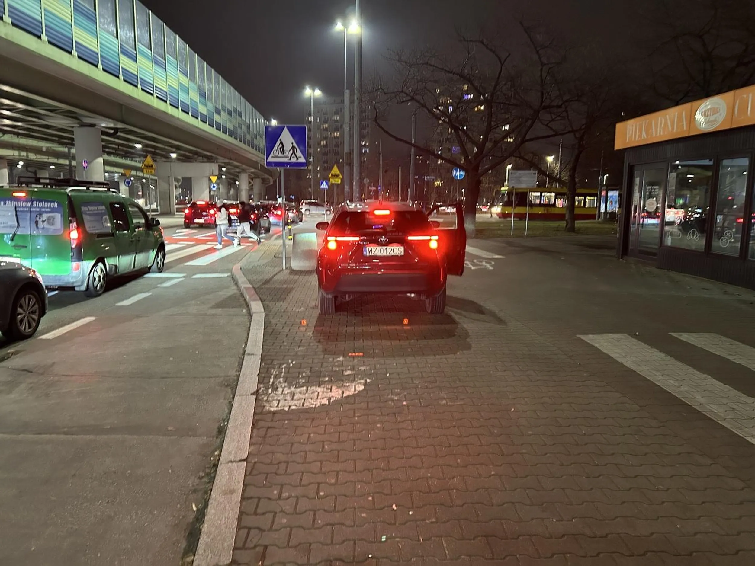 Nadal sie nie nauczyla parkowac