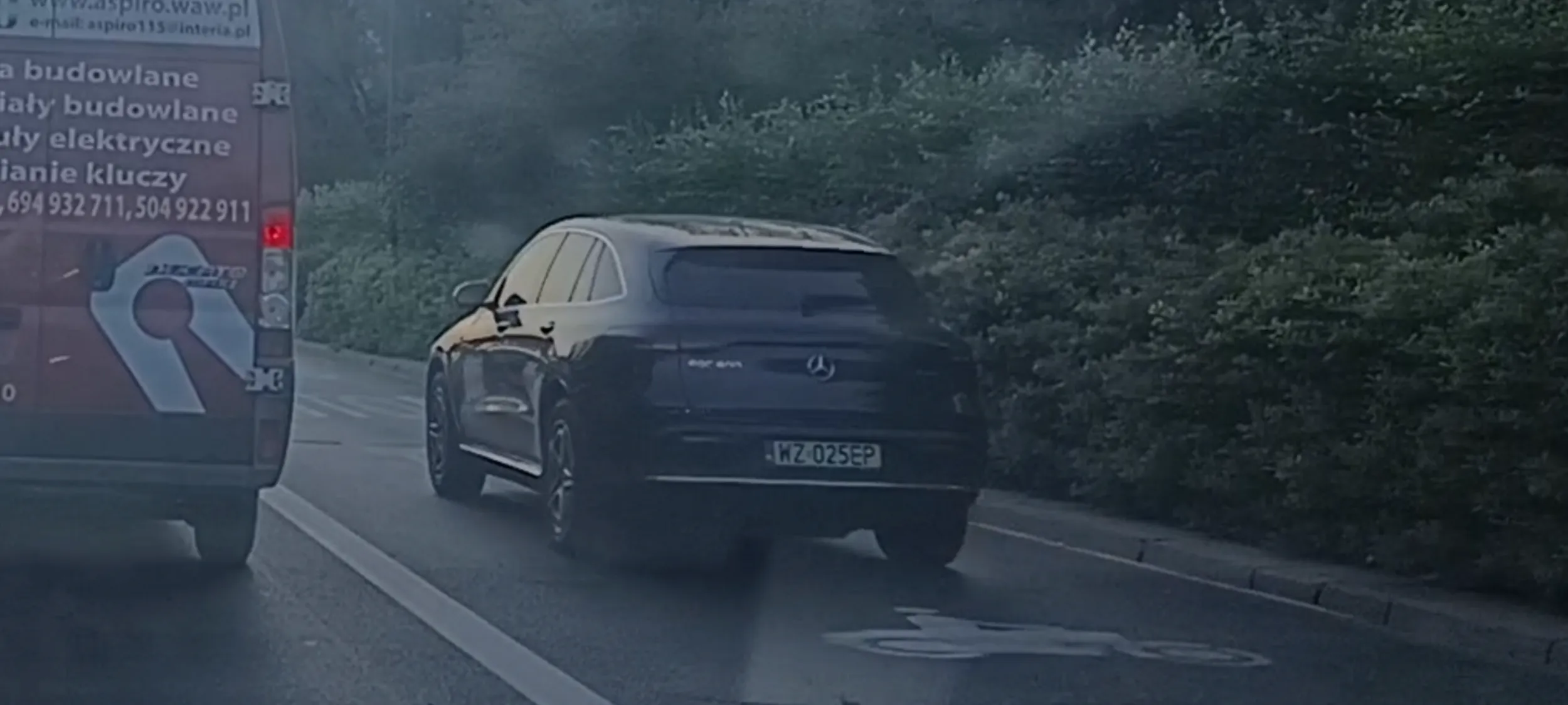 Bandyta drogowy na BUS pasie gna 100kmh w miejscu gdzie jest ograniczenie 60kmh