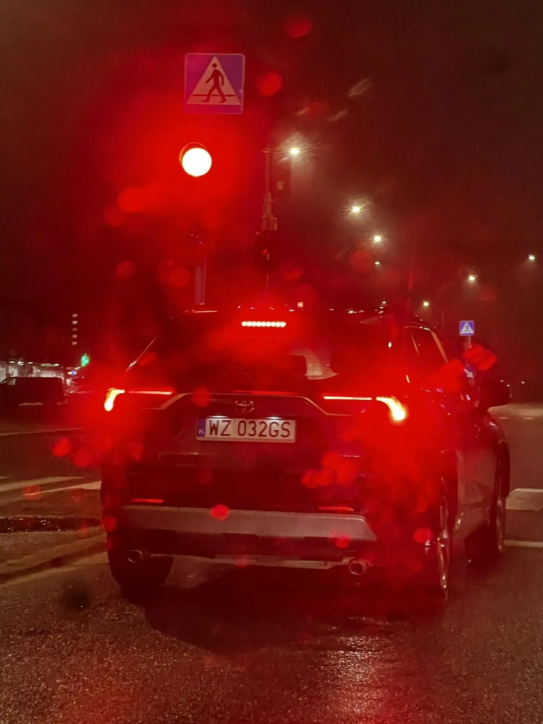 Pirat drogowy, prawie spowodował wypadek swoją brawurową jazdą. Znacznie przekracza prędkość, nie widzi innych pojazdów. Oby jego jazda nie skończyła się tragedia pewnego dnia…