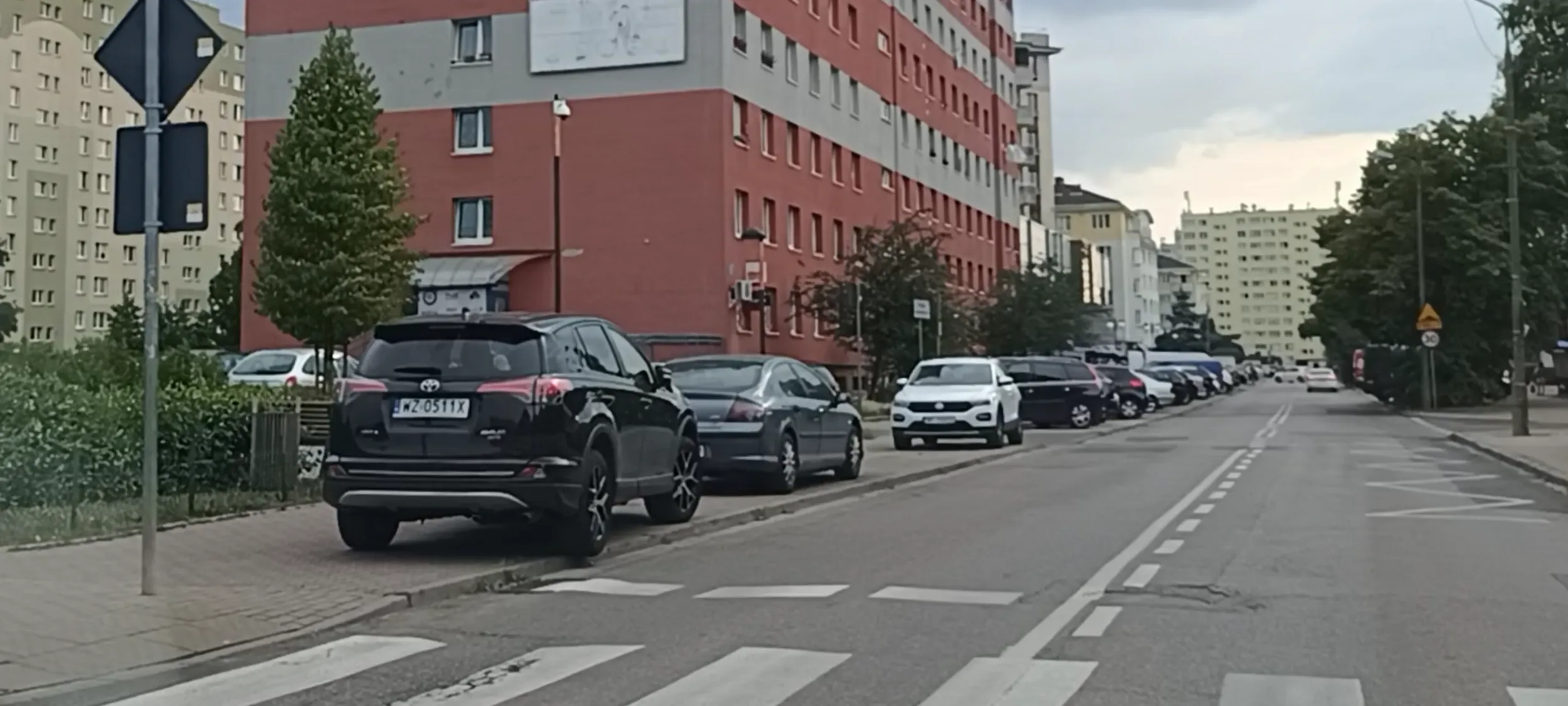 Patokierowca parkuje wraka przed samym przejściem dla pieszych
