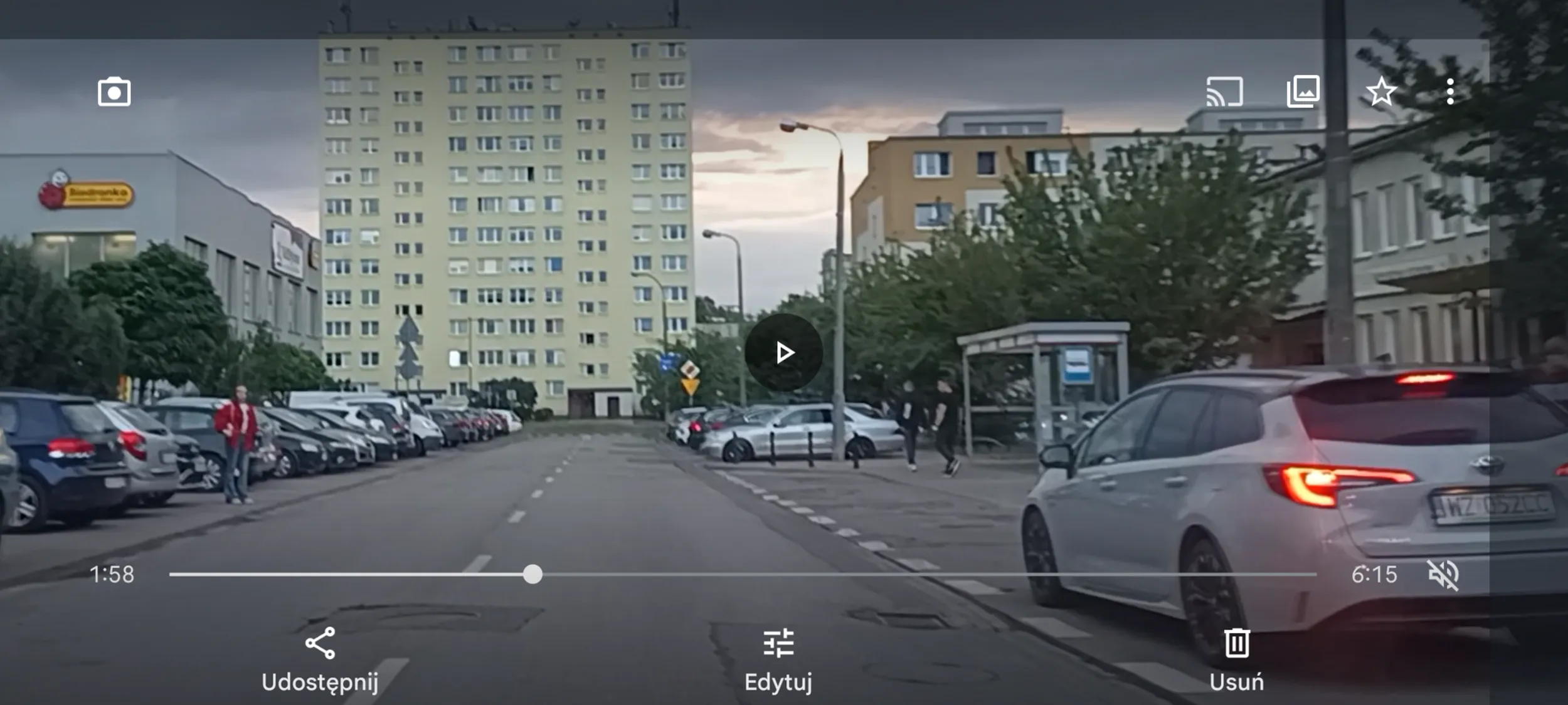 Nieuprawnione parkowanie w zatoce przystanku autobusowego