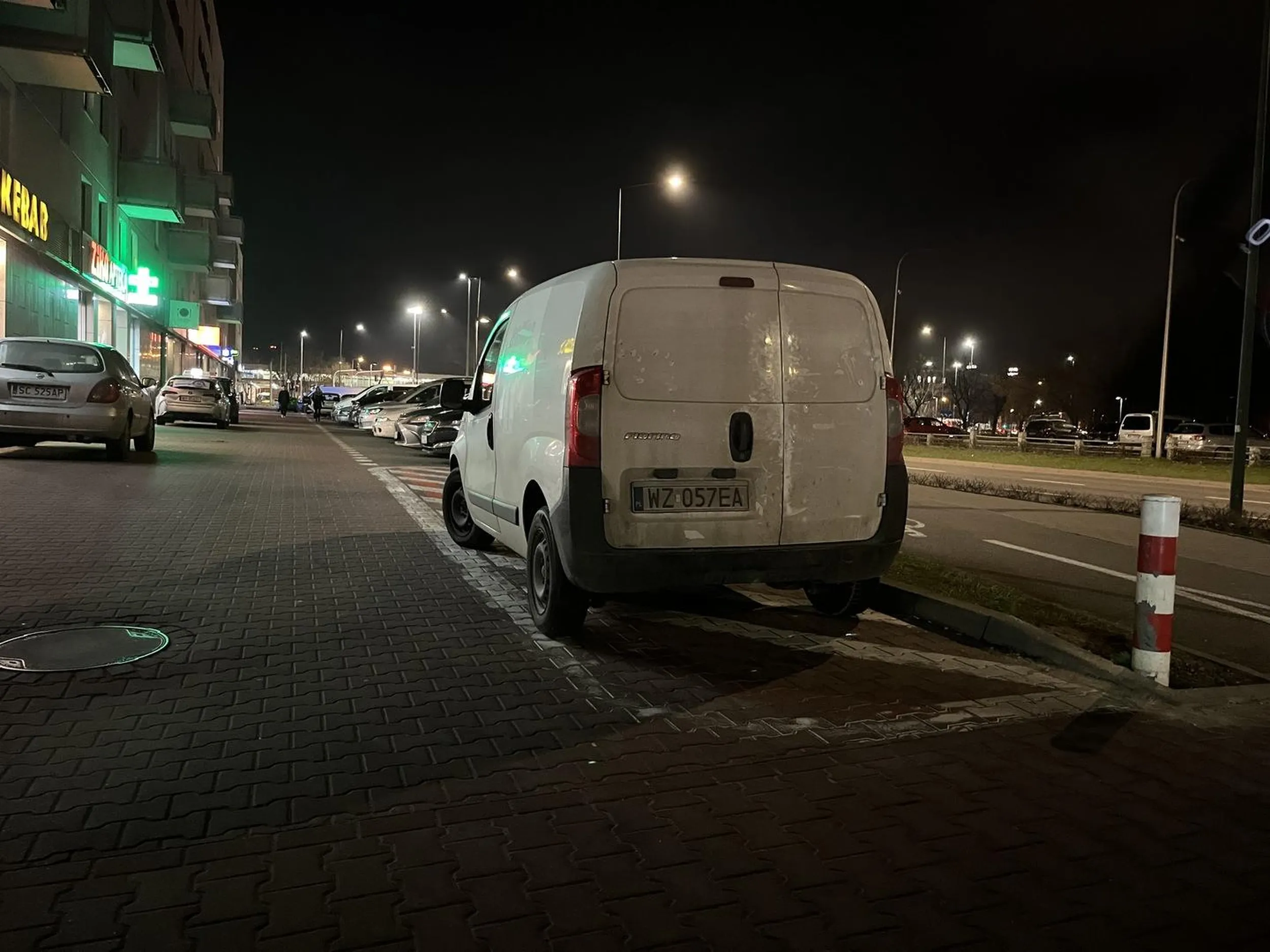 Kierowca parkuje regularnie w miejscu niedozwolonym. Samochód potrafi stać w taki sposób dłużej jak 10 minut. Blokuje drogę pożarowelą