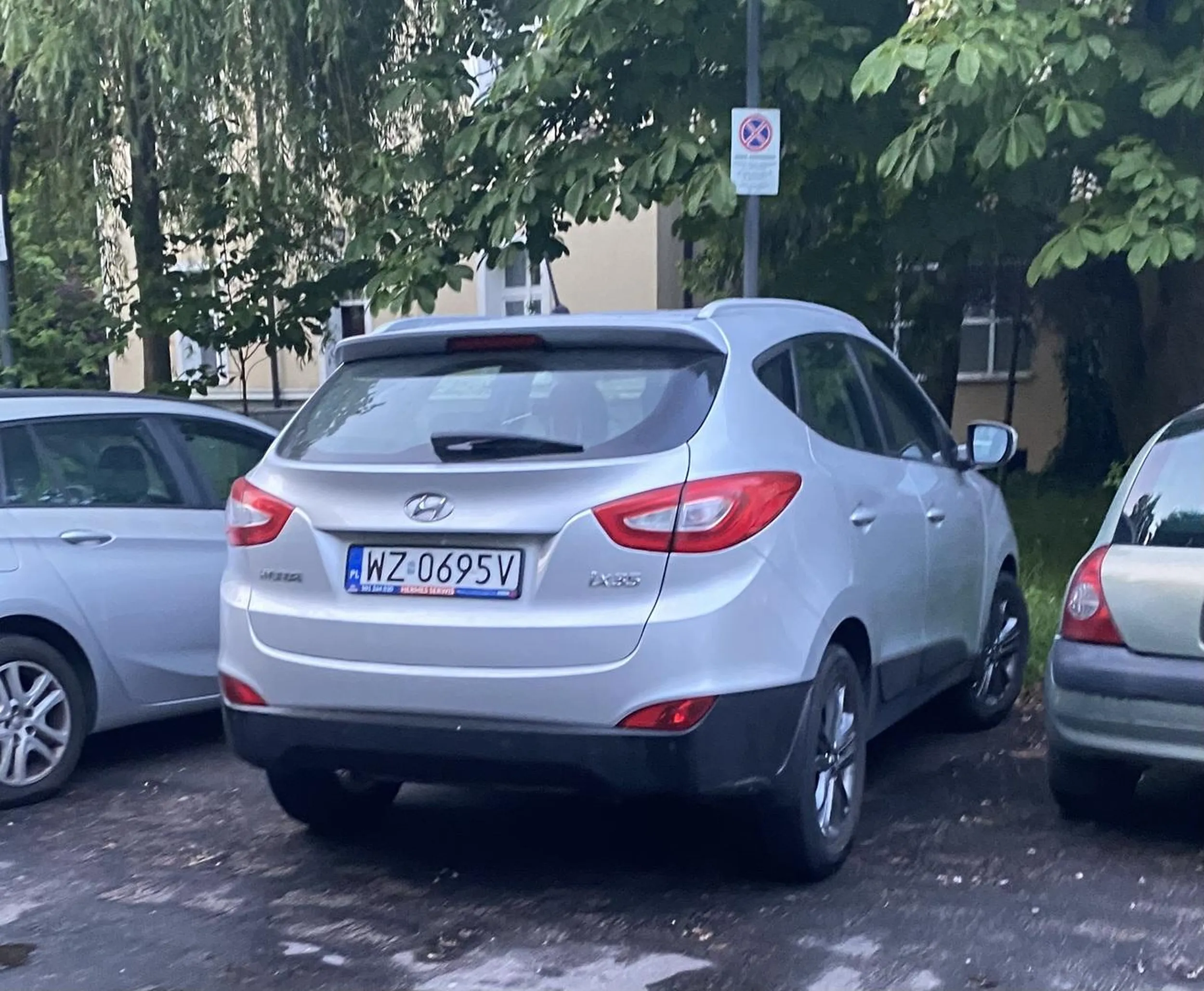 Kierowiec nie posiadł trudnej sztuki czytania ze zrozumieniem i blokuje prywatne miejsce parkingowe