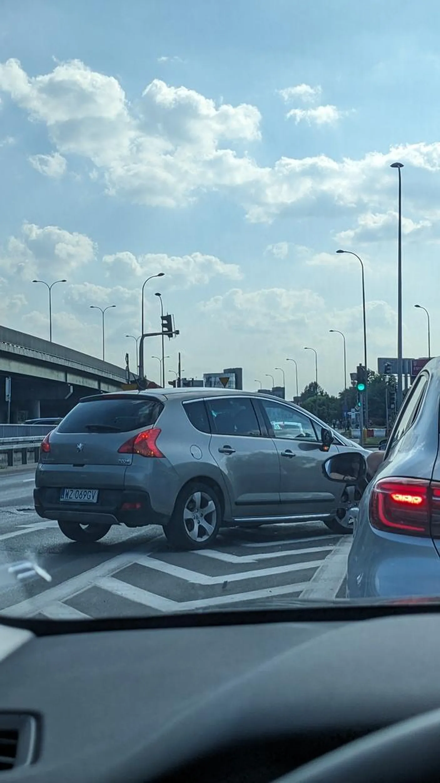 Kierowca tego śmiesznego samochodu to cwaniak, krótko i na temat.