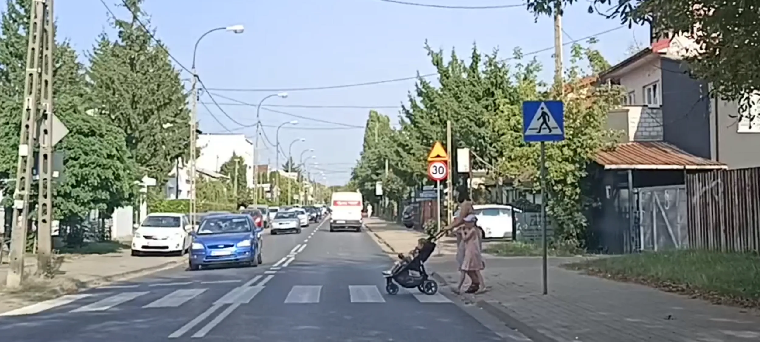 Bandyta drogowy przejeżdża przez przejście dla pieszych i nie ustępuje pieszym.