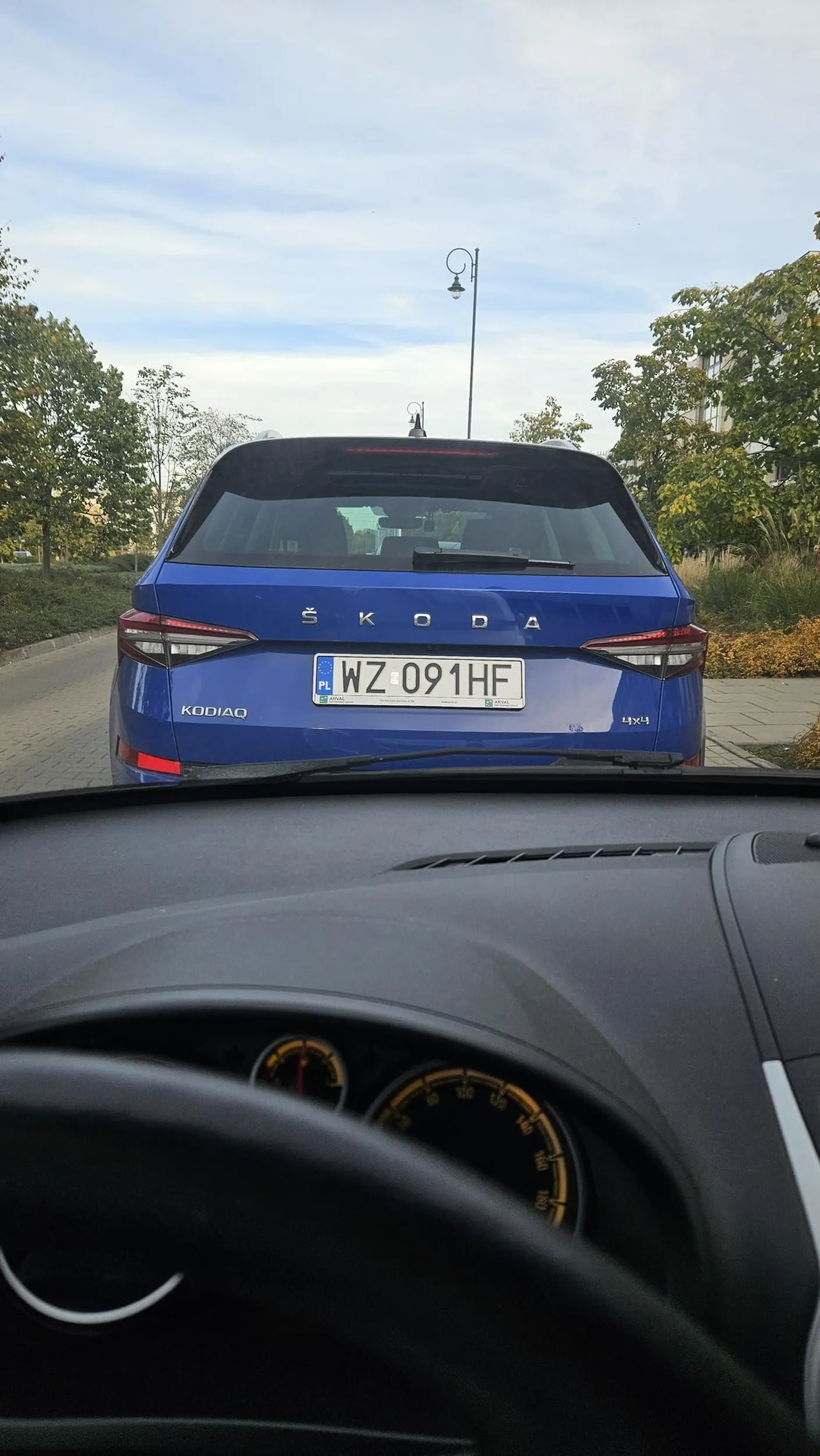 Polecam sie oduczyc zastawiania czyjegos samochodu. Gdyby trafil sie kierowca mniej ogarniety to juz mialbys porysowany caly zderzak ?