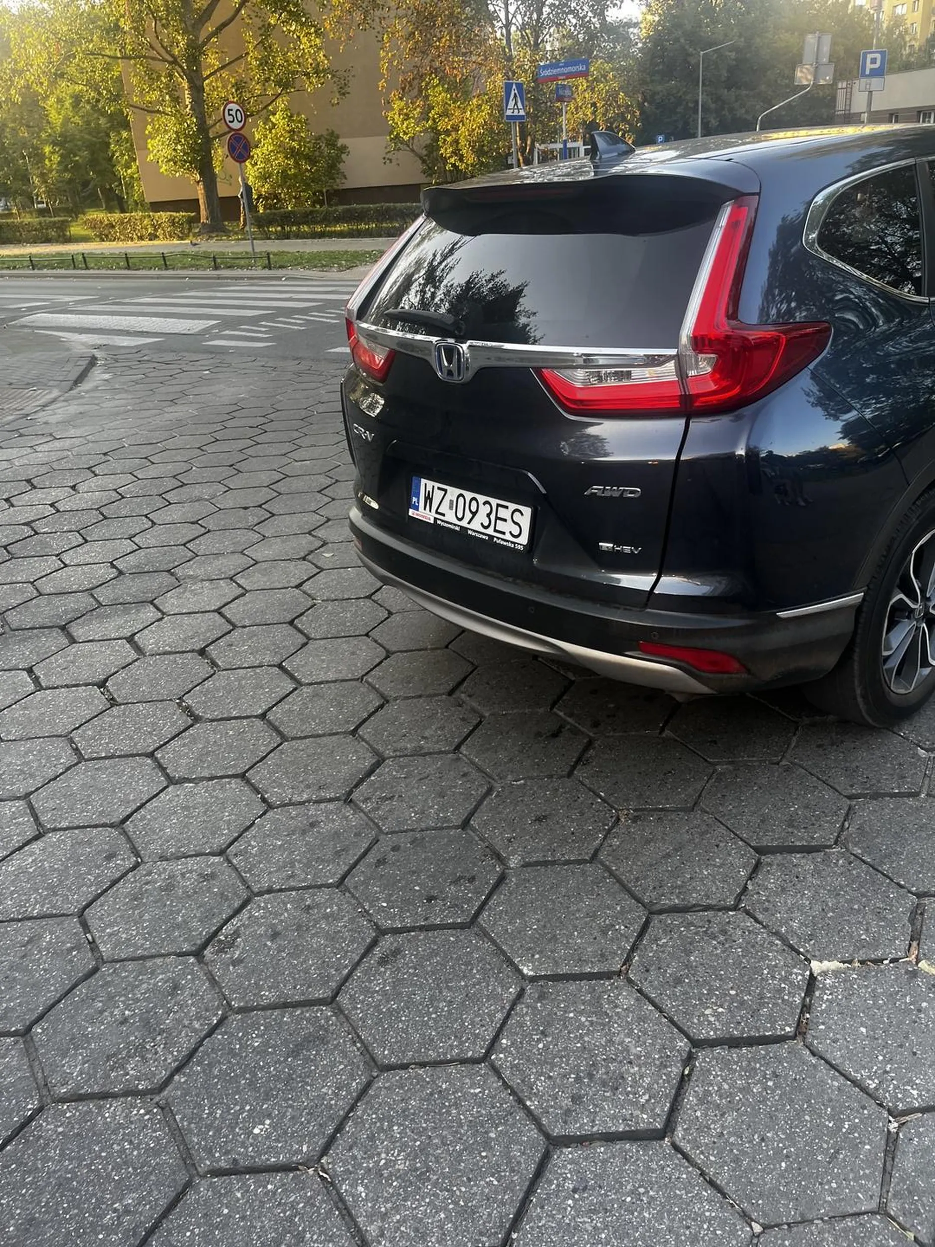 Kierowca frustrat zatrzymuje się w ostatniej chwili przed przejściem na drodze wewnętrznej po czym otwiera okno i krzyczy na pieszych, że przechodzą za wolno.