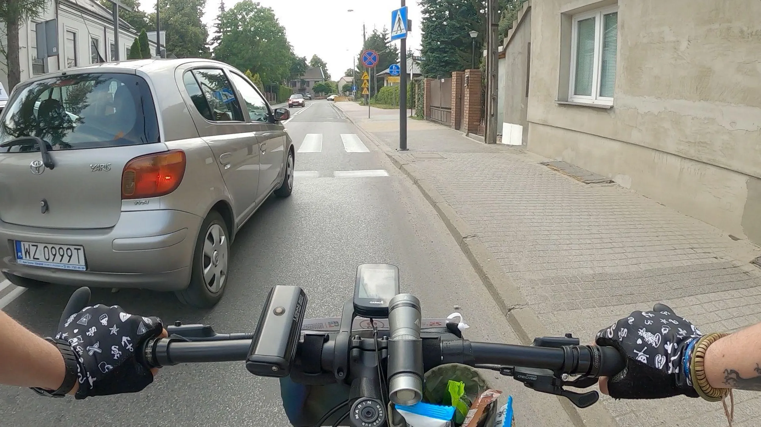 Wyprzedza rower na milimetry, bez zachowania bezpiecznej odległości