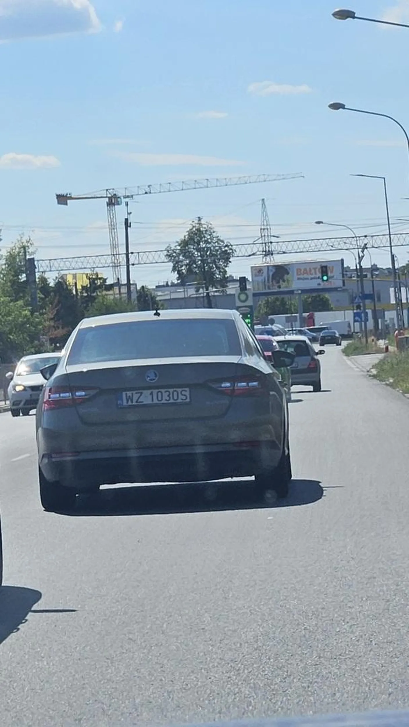 Półgłówku, naucz się zachowywać odstęp między autami. A jeśli to cie przerasta to zacznij uprawiać spacerowanie, może dojdziesz do nowych wniosków.