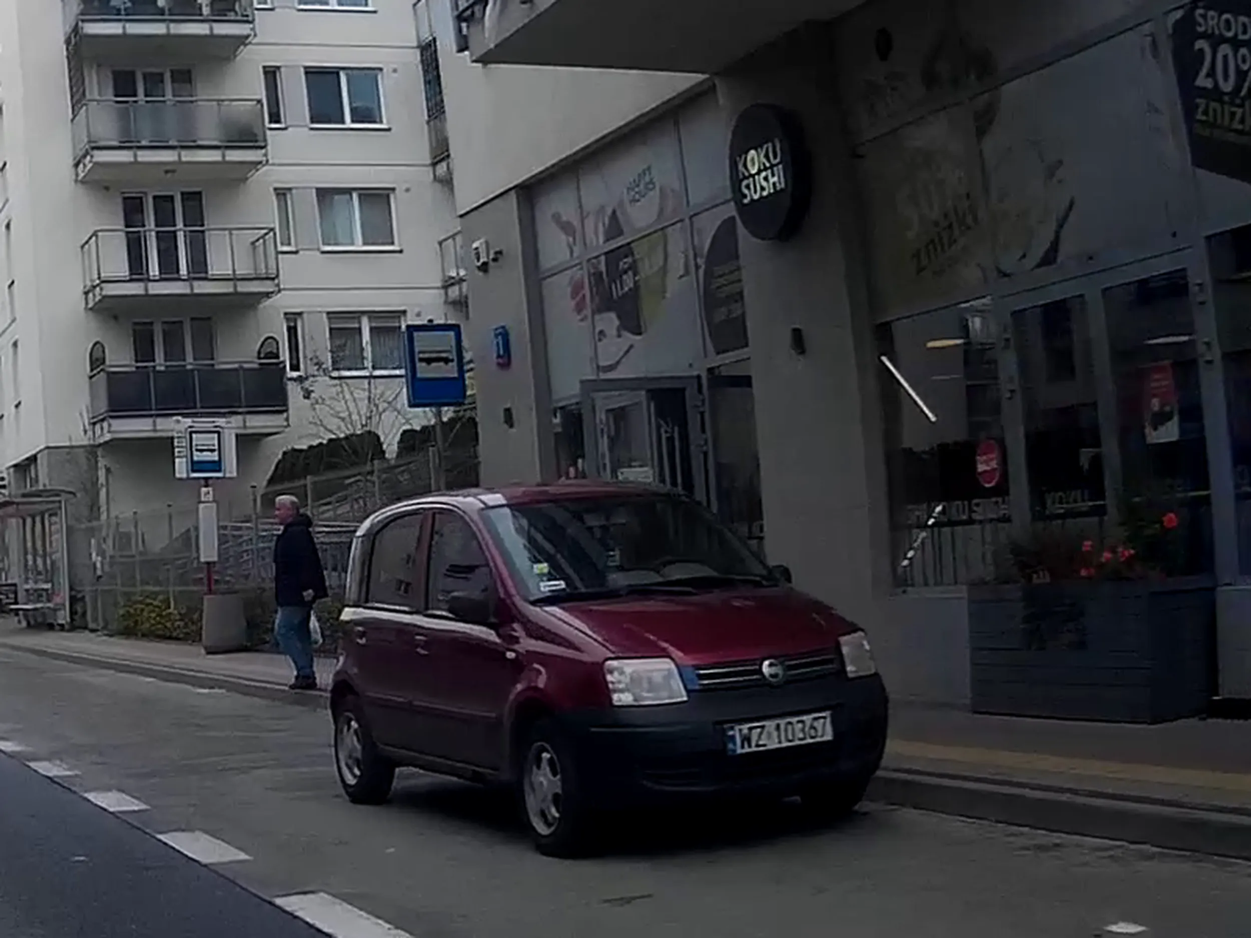 Nie dość, że parkuje w zatoce autobusowej to jeszcze pod prąd...