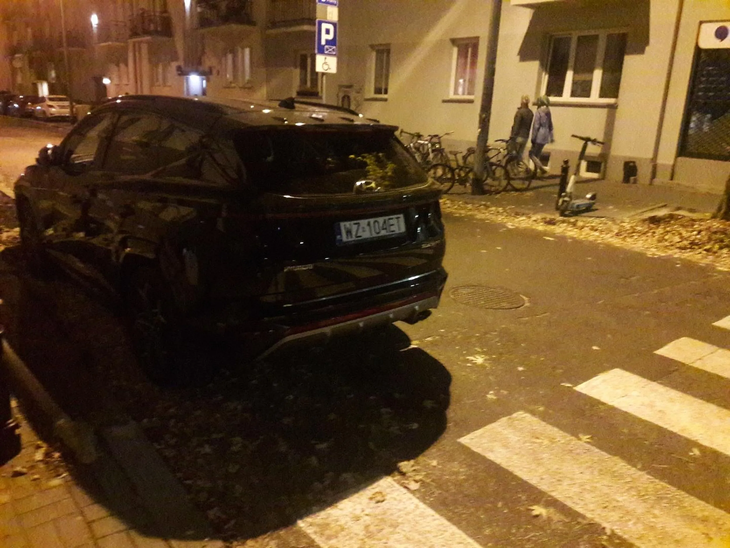 Mistrz parkowania przed przejściem dla pieszych. Najwidoczniej znaki pionowe i poziome to za mało dla tego wybitnego kierowcy.