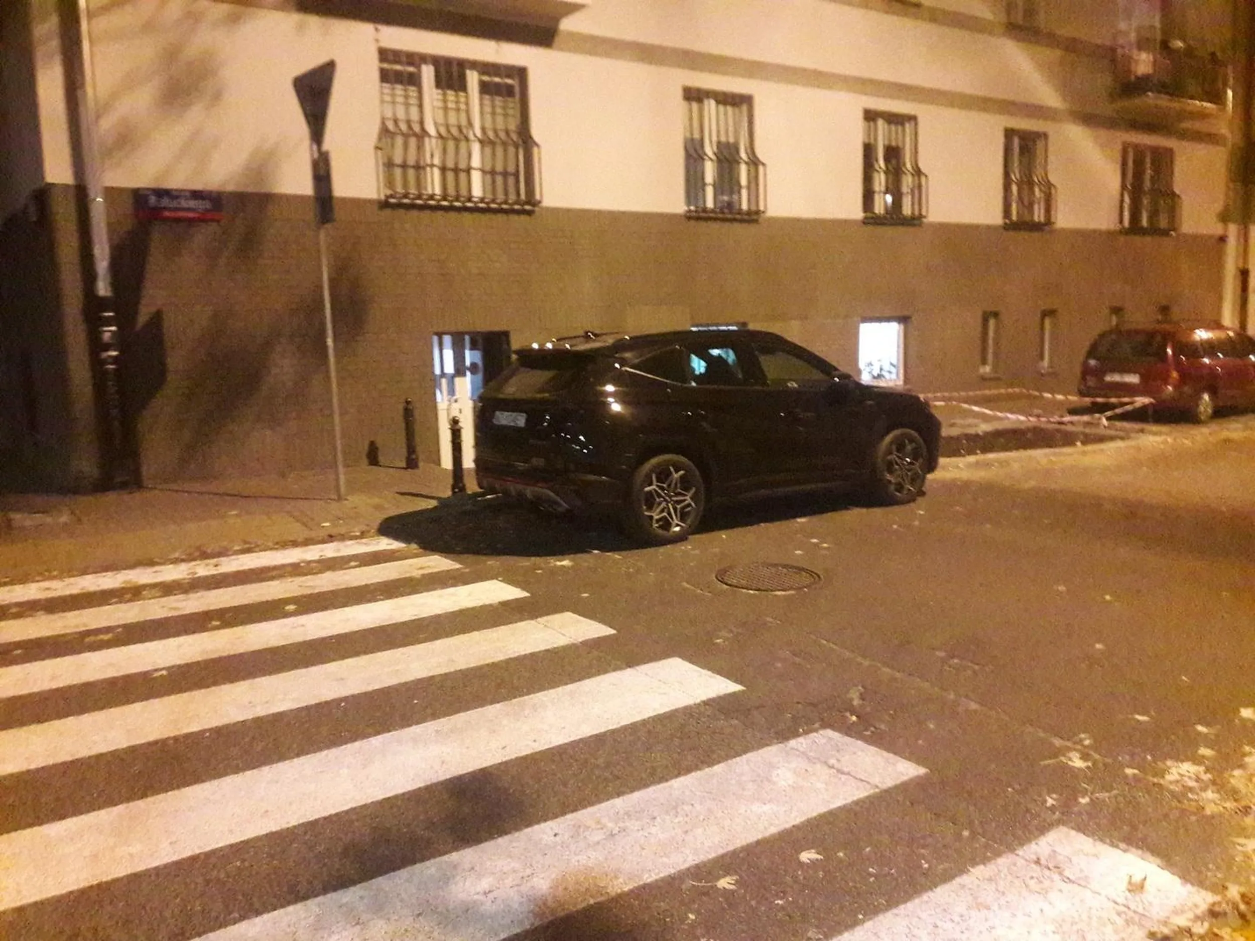 Mistrz parkowania przed przejściem dla pieszych. Najwidoczniej znaki pionowe i poziome to za mało dla tego wybitnego kierowcy.