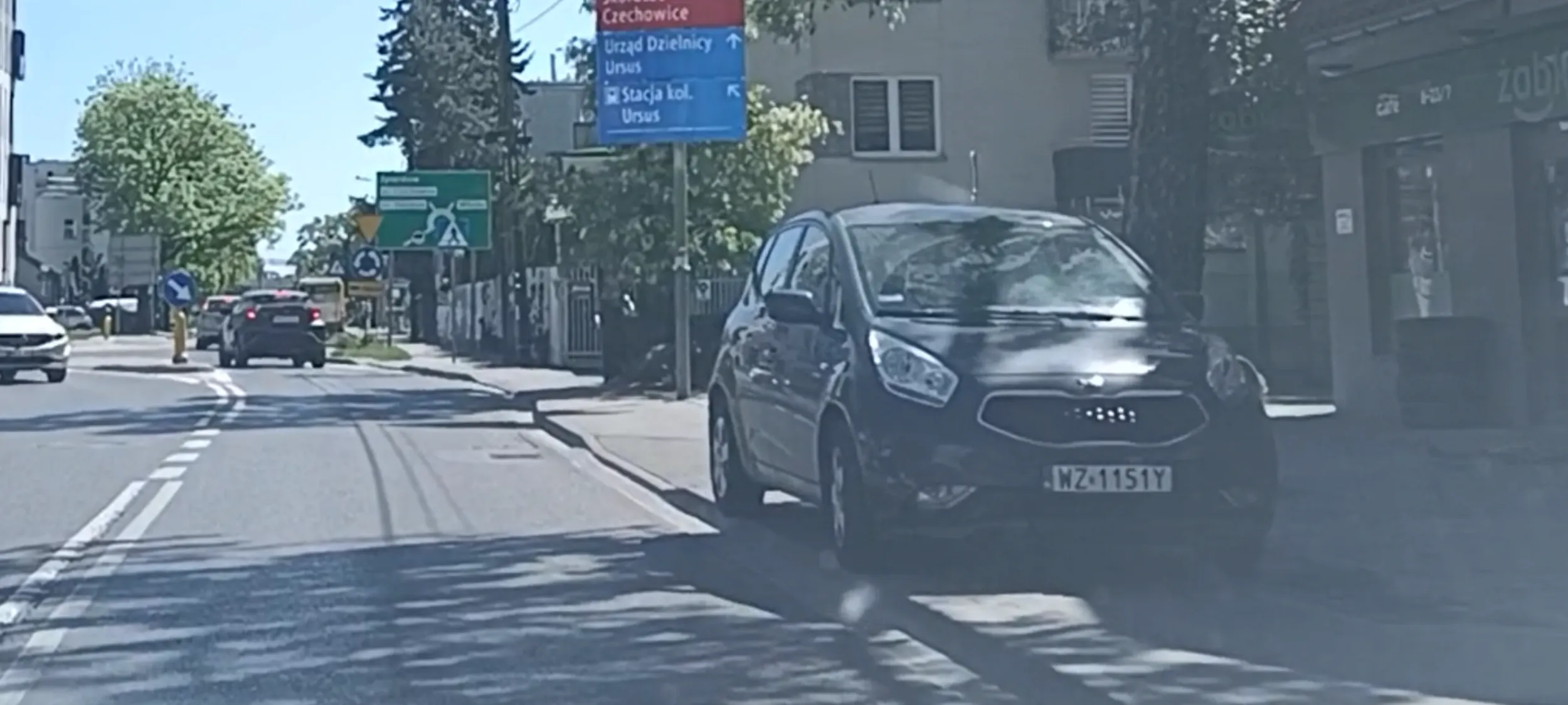 Ale to auto jest brzydkie. Nigdy bym takiego nie kupił. Fuj. Kierowca postawił to na środku chodnika i straszy pieszych