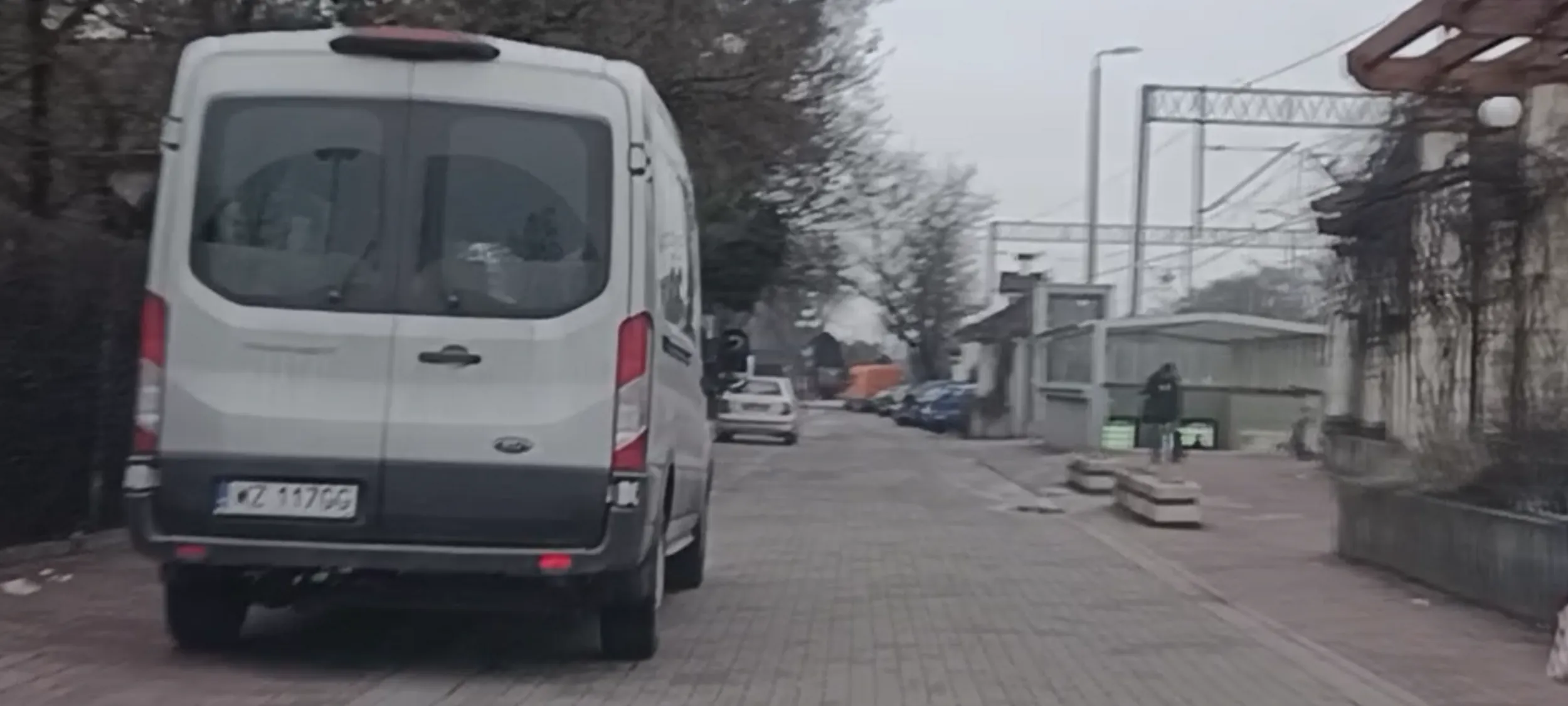 Menda parkuje na chodniku na ulicy gdzie jest zakaz zatrzymywania się i postoju B-36