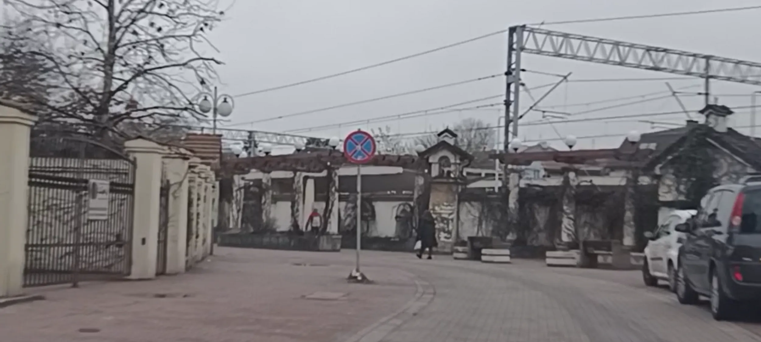 Menda parkuje na chodniku na ulicy gdzie jest zakaz zatrzymywania się i postoju B-36