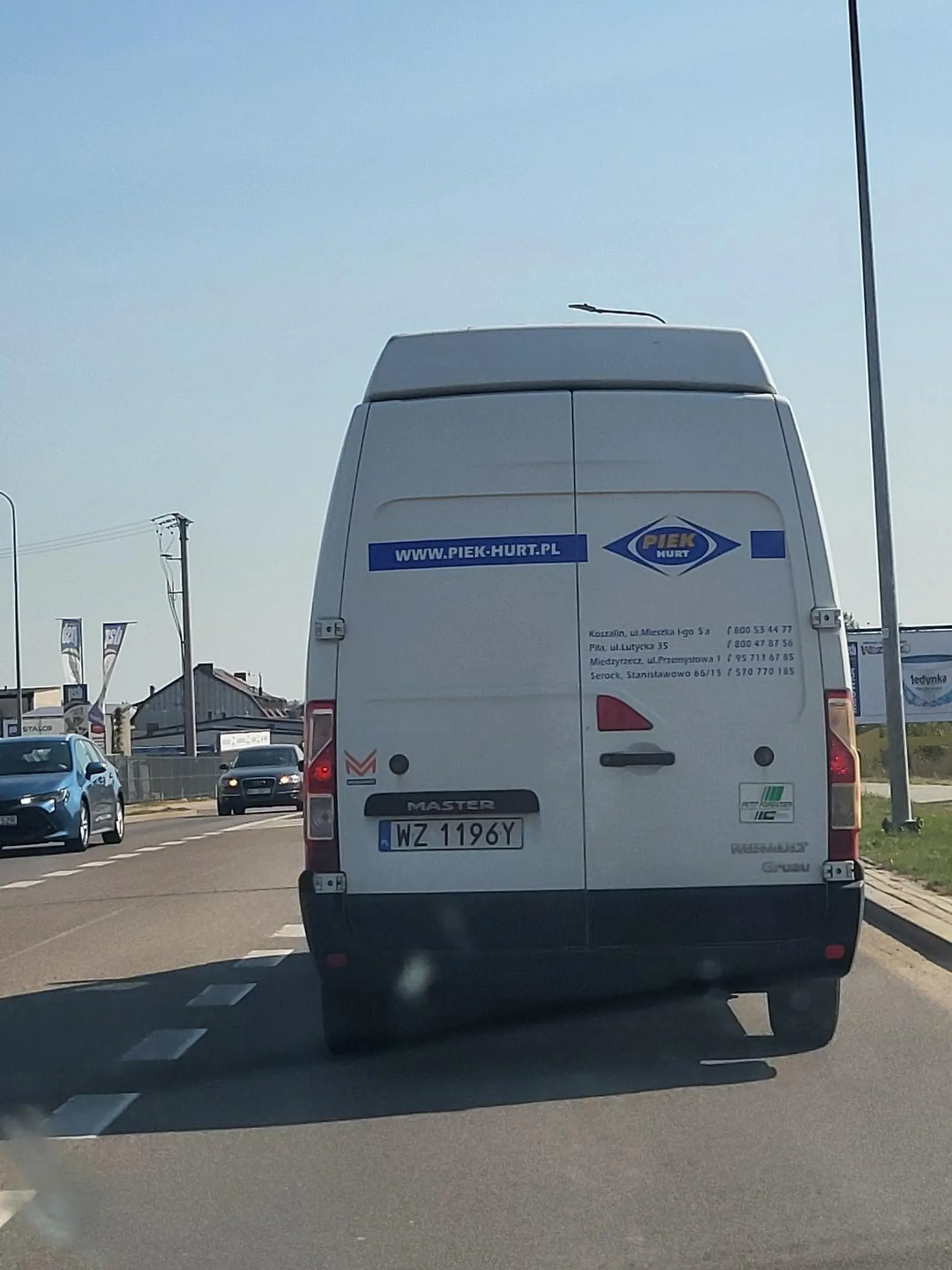 Kierowca wyprzedzał pod górkę i na wąskich drogach, gdzie jest to niemal fizycznie niemożliwe. Stwarzał zagrożenie na drodze.