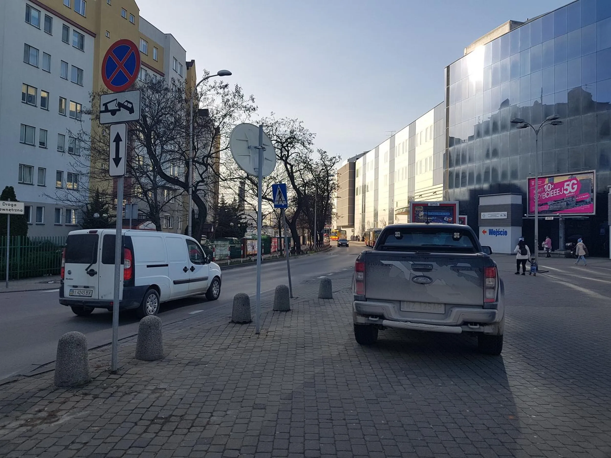 Podaje sie za lekarza, rozjezdza ludzi na pasach i parkuje na chodniku. Sprawa zgloszona na policje.