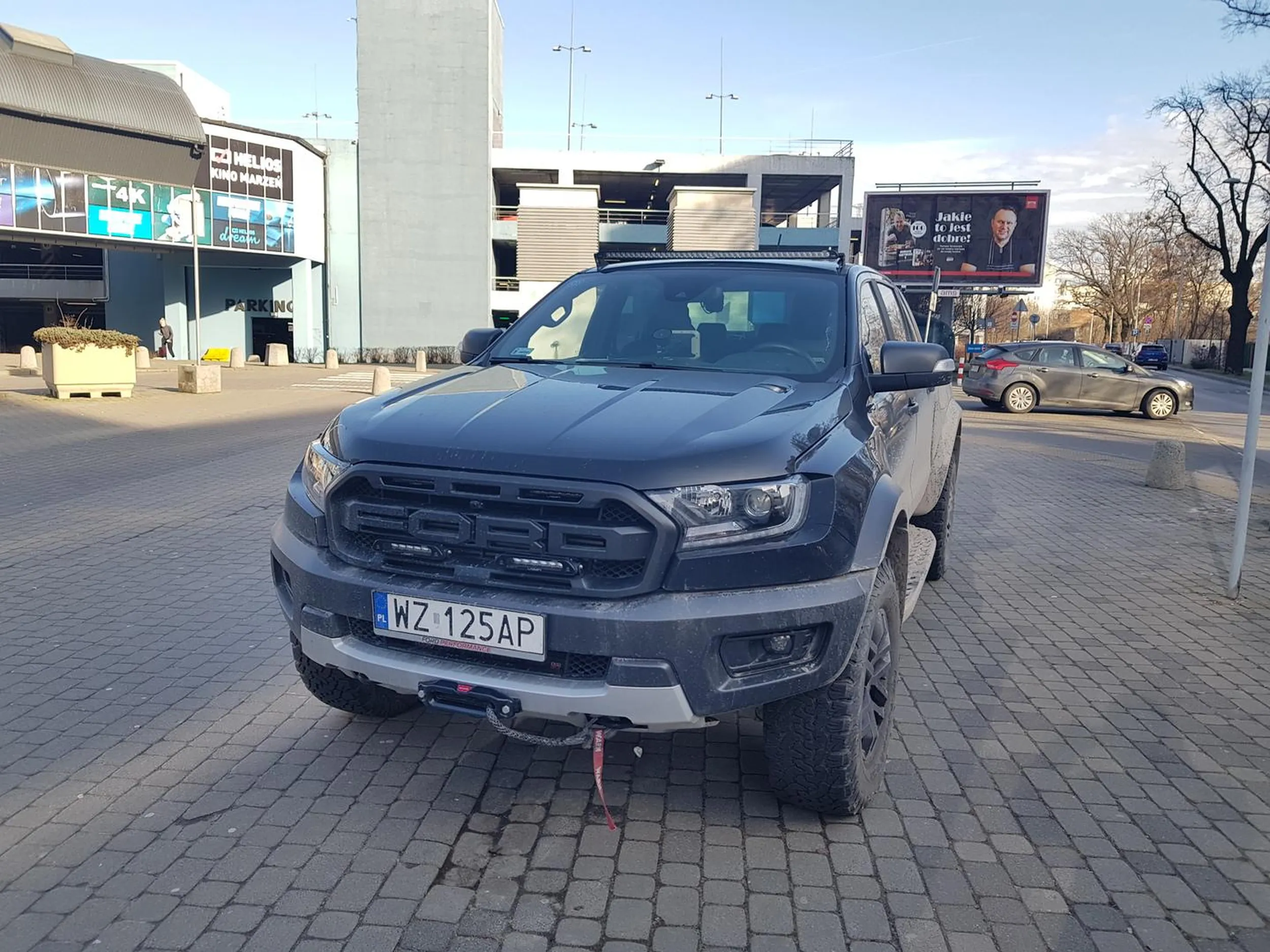 Podaje sie za lekarza, rozjezdza ludzi na pasach i parkuje na chodniku. Sprawa zgloszona na policje.
