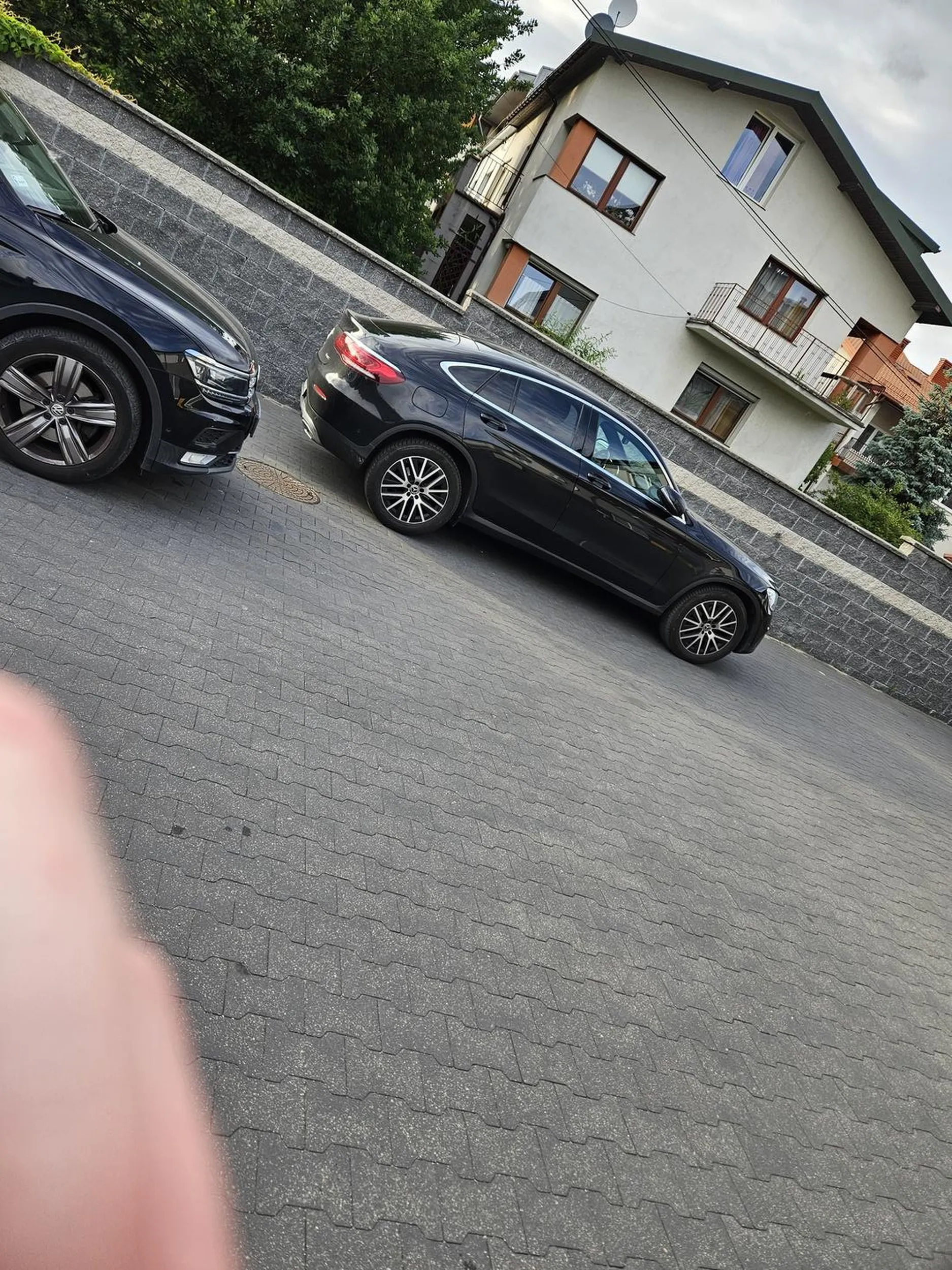 Naucz się parkować. Mężuś kupil ale parkowac nie nauczyl. Nie ma jak wjechać z dostawą ?