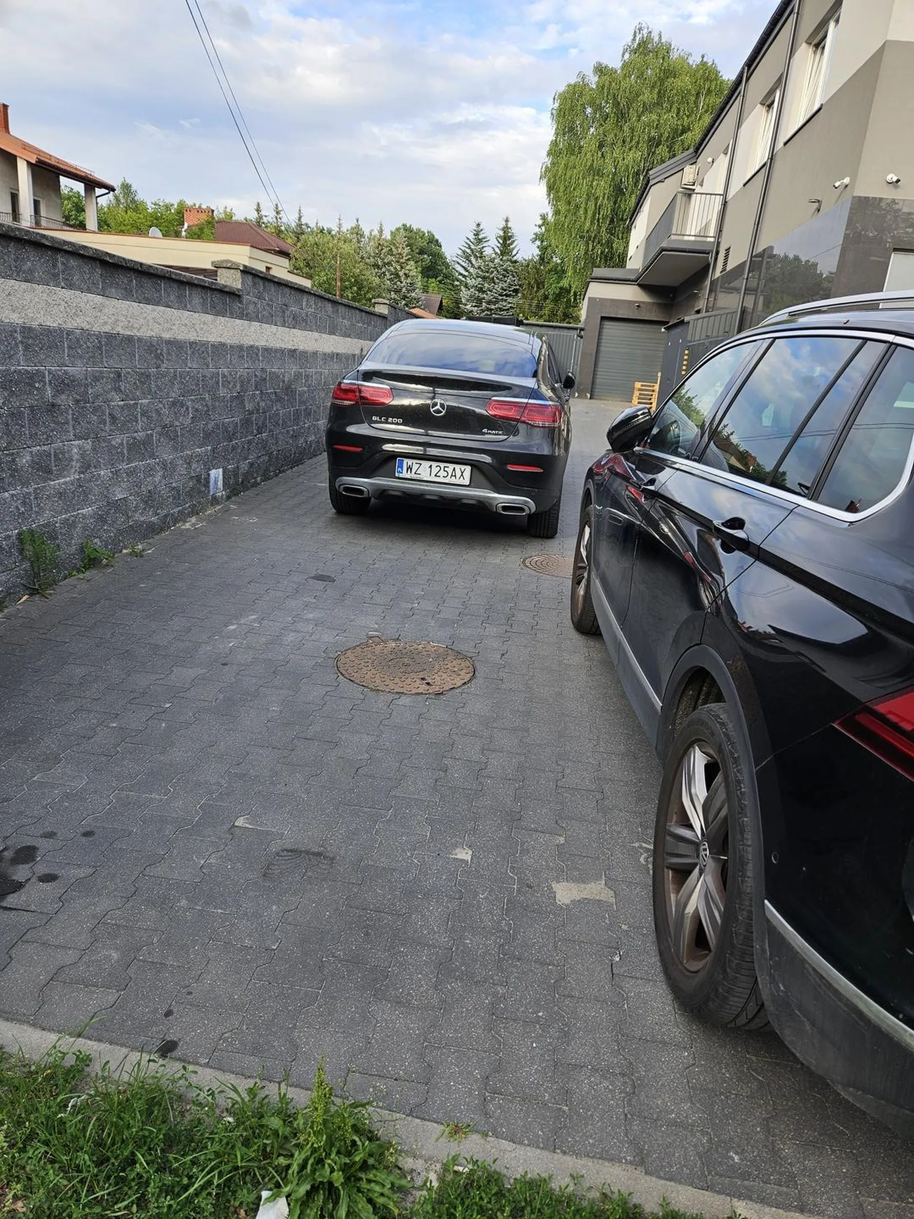 Naucz się parkować. Mężuś kupil ale parkowac nie nauczyl. Nie ma jak wjechać z dostawą ?